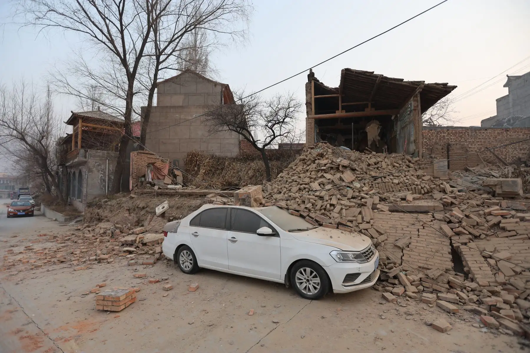 Se ven edificios derrumbados después de un terremoto en Dahejia, condado de Jishishan, en la provincia de Gansu, en el noroeste de China, el 19 de diciembre de 2023. Al menos 111 personas murieron cuando un terremoto derrumbó edificios en el noroeste de China, informaron los medios estatales el 19 de diciembre, mientras los trabajadores de rescate corrían. para empezar a cavar entre los escombros.
Foto: AFP