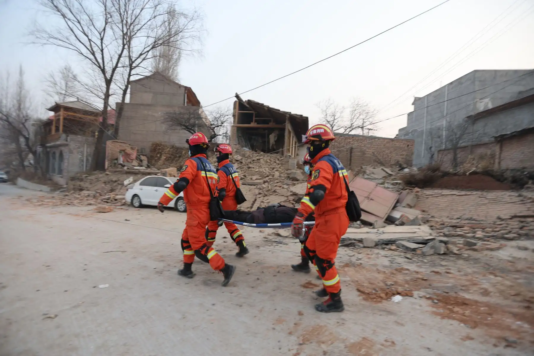 Los trabajadores de rescate llevan a una víctima después de un terremoto en Dahejia, condado de Jishishan, en la provincia de Gansu, en el noroeste de China, el 19 de diciembre de 2023. Al menos 111 personas murieron cuando un terremoto derrumbó edificios en el noroeste de China, informaron los medios estatales el 19 de diciembre, mientras los trabajadores de rescate Corrió para empezar a cavar entre los escombros.
Foto: AFP