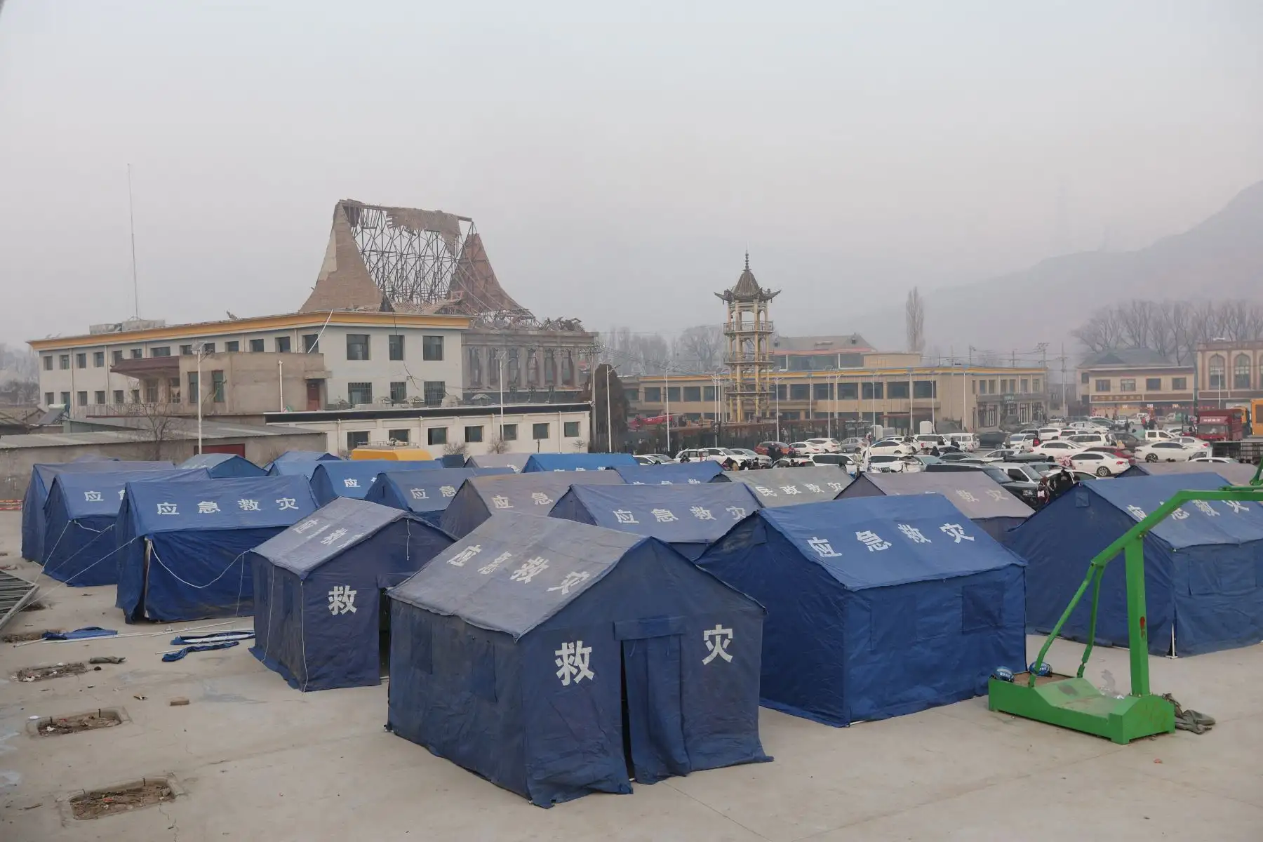Se instalan tiendas de campaña para las personas evacuadas después de un terremoto en Dahejia, condado de Jishishan, en la provincia de Gansu, en el noroeste de China, el 19 de diciembre de 2023. Al menos 111 personas murieron cuando un terremoto derrumbó edificios en el noroeste de China, informaron los medios estatales el 19 de diciembre, como Los rescatistas se apresuraron a comenzar a cavar entre los escombros.
Foto: AFP
