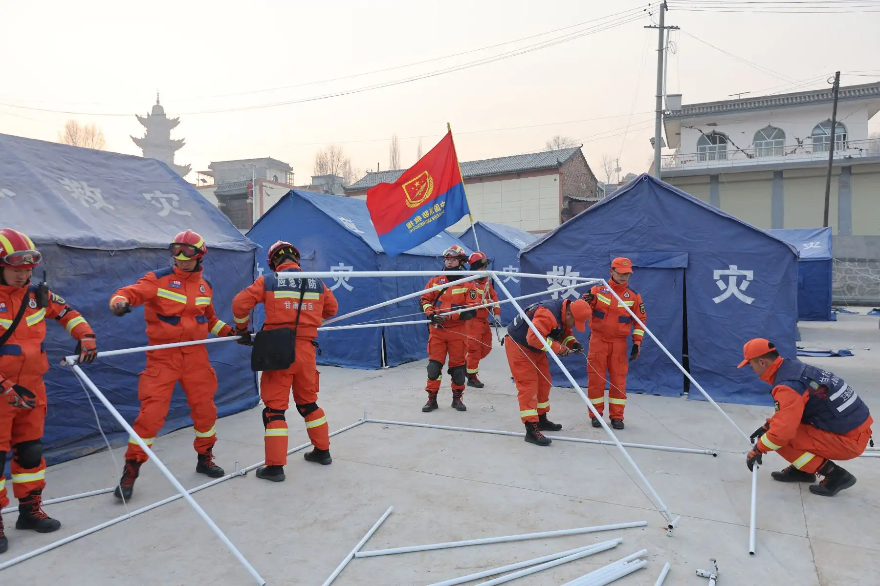Los trabajadores de rescate instalaron tiendas de campaña para las personas evacuadas después de un terremoto en Dahejia, condado de Jishishan, en la provincia de Gansu, en el noroeste de China, el 19 de diciembre de 2023. Al menos 111 personas murieron cuando un terremoto derrumbó edificios en el noroeste de China, informaron los medios estatales el 19 de diciembre. mientras los rescatistas se apresuraban a comenzar a cavar entre los escombros.
Foto: AFP