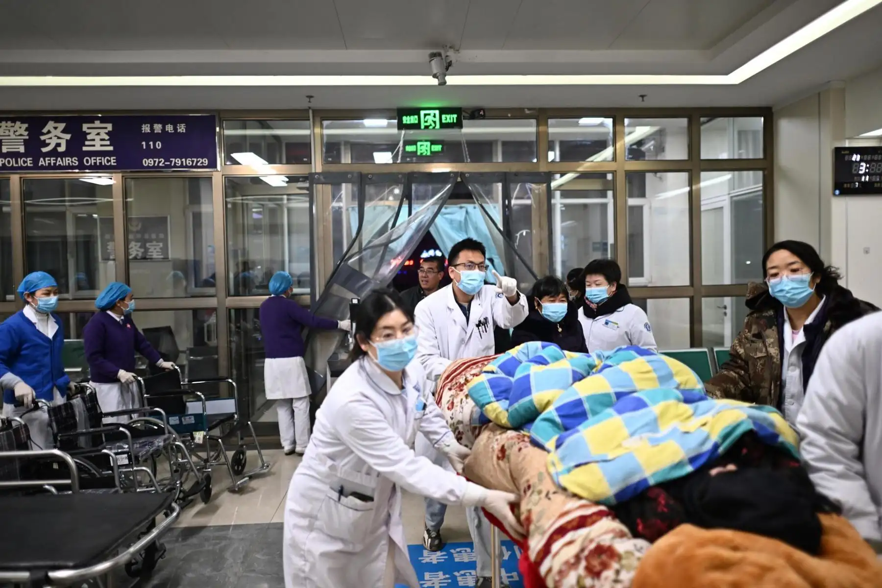 Una persona herida en un terremoto recibe tratamiento en un hospital del condado autónomo de Minhe Hui y tu de la ciudad de Haidong, provincia de Qinghai, China, 19 de diciembre de 2023. Se ha confirmado la muerte de nueve personas y otras 124 resultaron heridas en la ciudad de Haidong, Qinghai, al noroeste de China Provincia, después de que un terremoto de magnitud 6,2 sacudiera la vecina provincia de Gansu el lunes por la noche, según las autoridades locales. El epicentro se localizó a sólo 5 kilómetros d