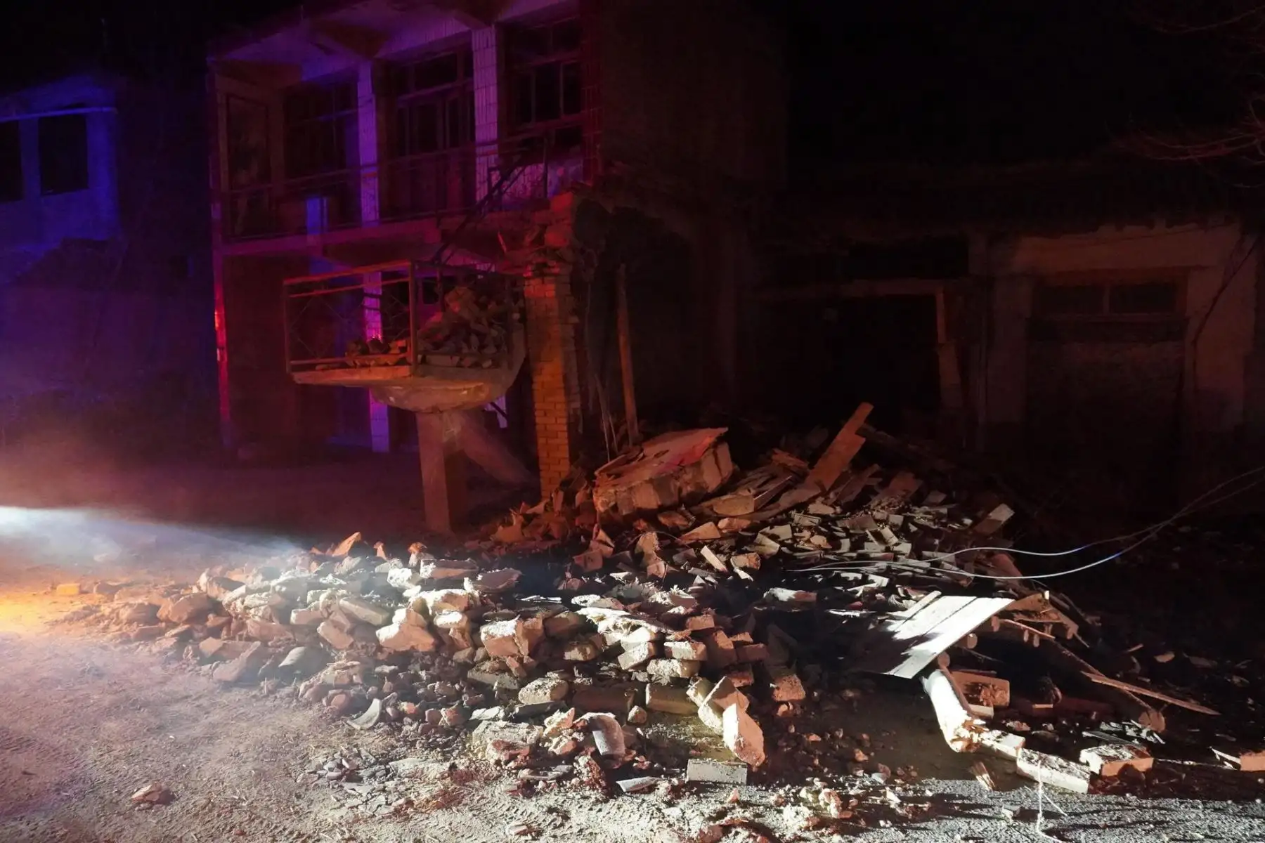 Vista de las casas dañadas por el terremoto en la aldea de Chenjia en Jishishan Bao