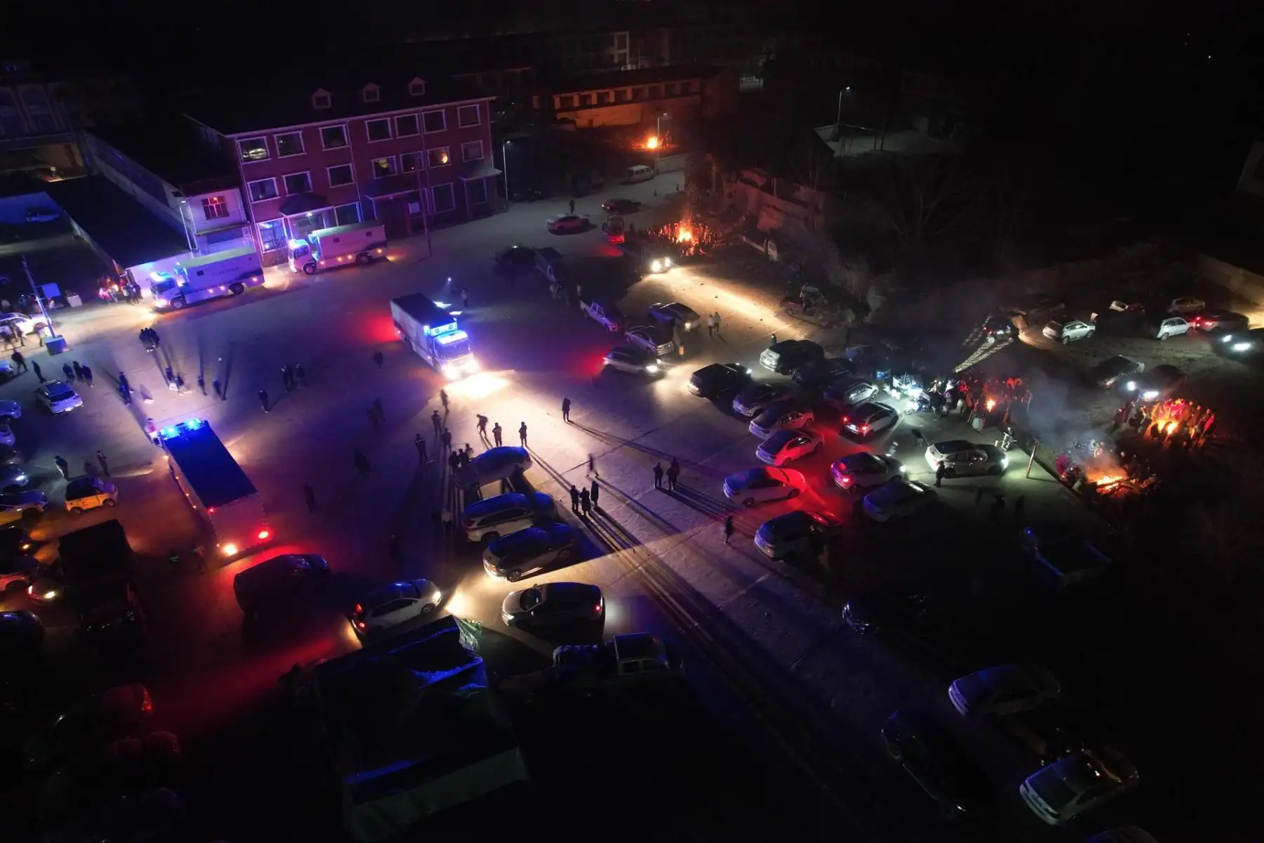 Una foto aérea muestra a los rescatistas en operación en la aldea de Dahe, municipio de Dahejia, en Jishishan Bao