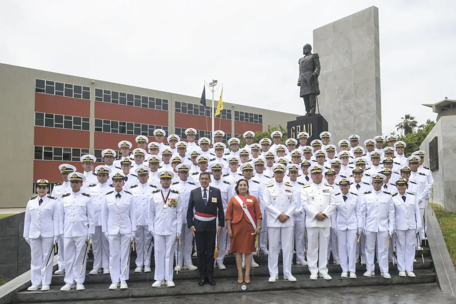 La presidenta Dina Boluarte, acompañada del ministro de Defensa, Jorge Chávez Cresta participó en la ceremonia de entrega de la Espada de Honor y juramentación de Alféreces de Fragata en la Escuela Naval del Perú donde se incorporó a 74 nuevos oficiales, que se sumarán a la defensa de nuestra soberanía, al combate contra el narcotráfico y a la lucha contra la minería y la pesca ilegales. 
Foto: ANDINA/Presidencia Perú