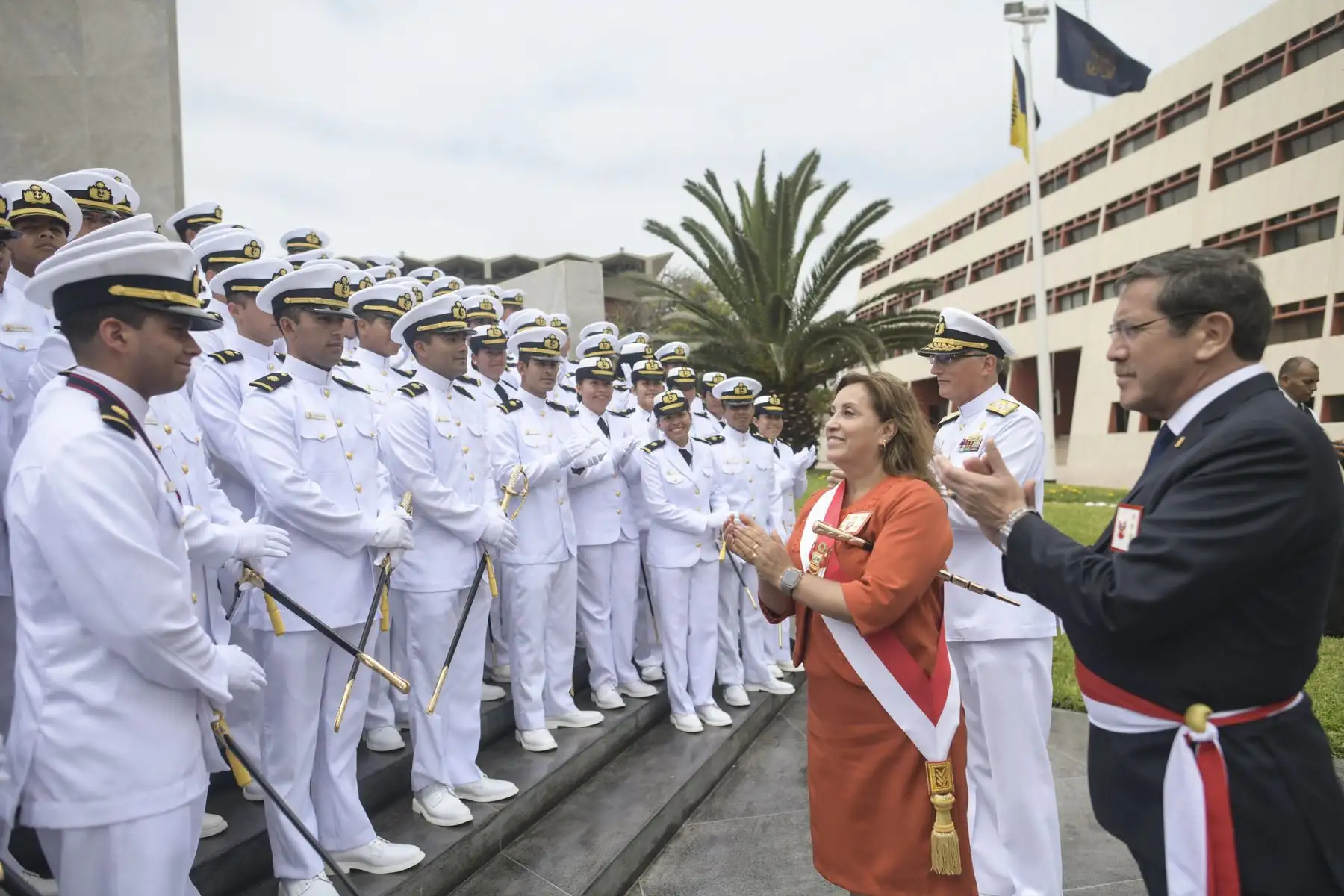 La presidenta Dina Boluarte, acompañada del ministro de Defensa, Jorge Chávez Cresta participó en la ceremonia de entrega de la Espada de Honor y juramentación de Alféreces de Fragata en la Escuela Naval del Perú donde se incorporó a 74 nuevos oficiales, que se sumarán a la defensa de nuestra soberanía, al combate contra el narcotráfico y a la lucha contra la minería y la pesca ilegales. 
Foto: ANDINA/Presidencia Perú