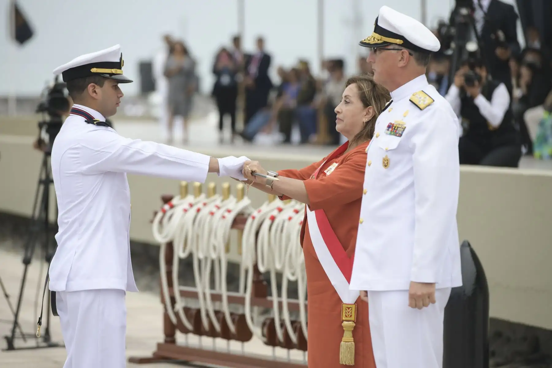 La presidenta Dina Boluarte, acompañada del ministro de Defensa, Jorge Chávez Cresta participó en la ceremonia de entrega de la Espada de Honor y juramentación de Alféreces de Fragata en la Escuela Naval del Perú donde se incorporó a 74 nuevos oficiales, que se sumarán a la defensa de nuestra soberanía, al combate contra el narcotráfico y a la lucha contra la minería y la pesca ilegales. 
Foto: ANDINA/Presidencia Perú