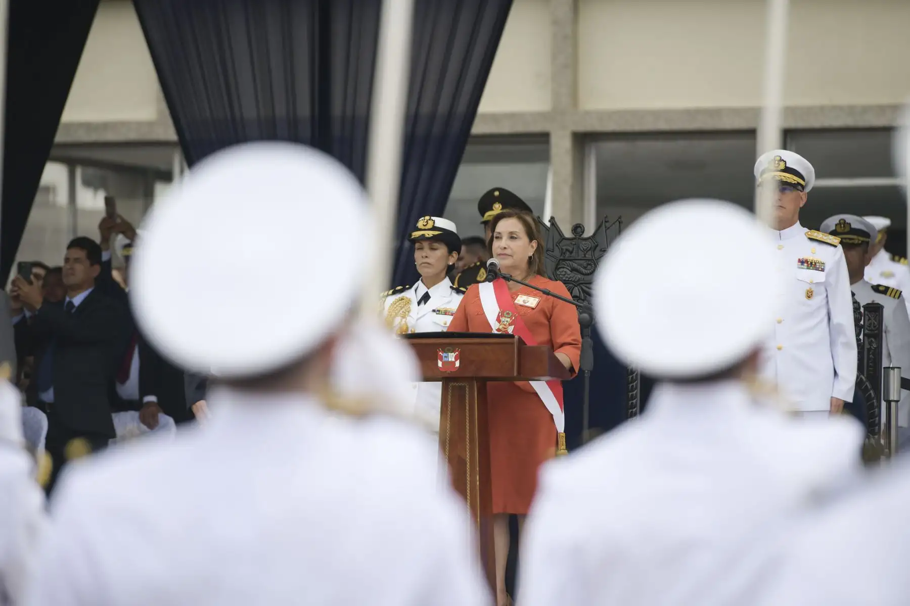 La presidenta Dina Boluarte, acompañada del ministro de Defensa, Jorge Chávez Cresta participó en la ceremonia de entrega de la Espada de Honor y juramentación de Alféreces de Fragata en la Escuela Naval del Perú donde se incorporó a 74 nuevos oficiales, que se sumarán a la defensa de nuestra soberanía, al combate contra el narcotráfico y a la lucha contra la minería y la pesca ilegales. 
Foto: ANDINA/Presidencia Perú