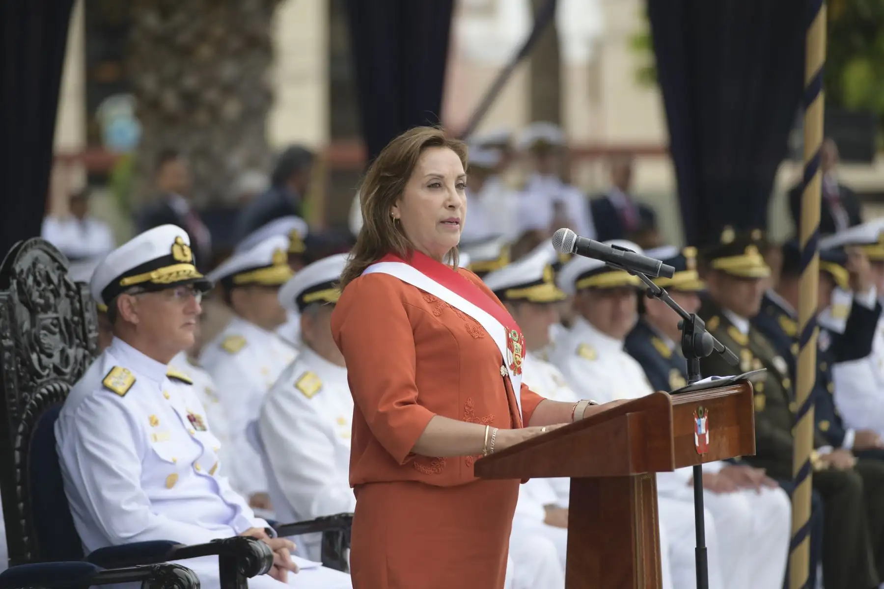 La presidenta Dina Boluarte, acompañada del ministro de Defensa, Jorge Chávez Cresta participó en la ceremonia de entrega de la Espada de Honor y juramentación de Alféreces de Fragata en la Escuela Naval del Perú donde se incorporó a 74 nuevos oficiales, que se sumarán a la defensa de nuestra soberanía, al combate contra el narcotráfico y a la lucha contra la minería y la pesca ilegales. 
Foto: ANDINA/Presidencia Perú