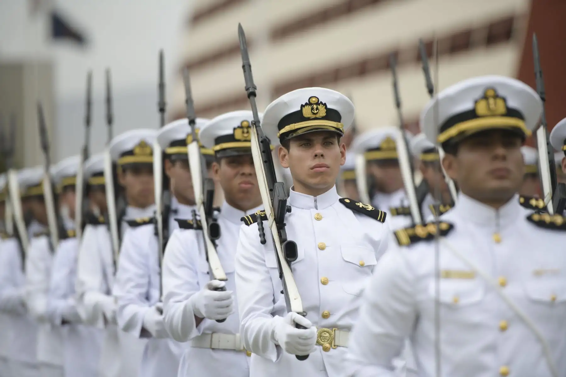 La presidenta Dina Boluarte, acompañada del ministro de Defensa, Jorge Chávez Cresta participó en la ceremonia de entrega de la Espada de Honor y juramentación de Alféreces de Fragata en la Escuela Naval del Perú donde se incorporó a 74 nuevos oficiales, que se sumarán a la defensa de nuestra soberanía, al combate contra el narcotráfico y a la lucha contra la minería y la pesca ilegales. 
Foto: ANDINA/Presidencia Perú