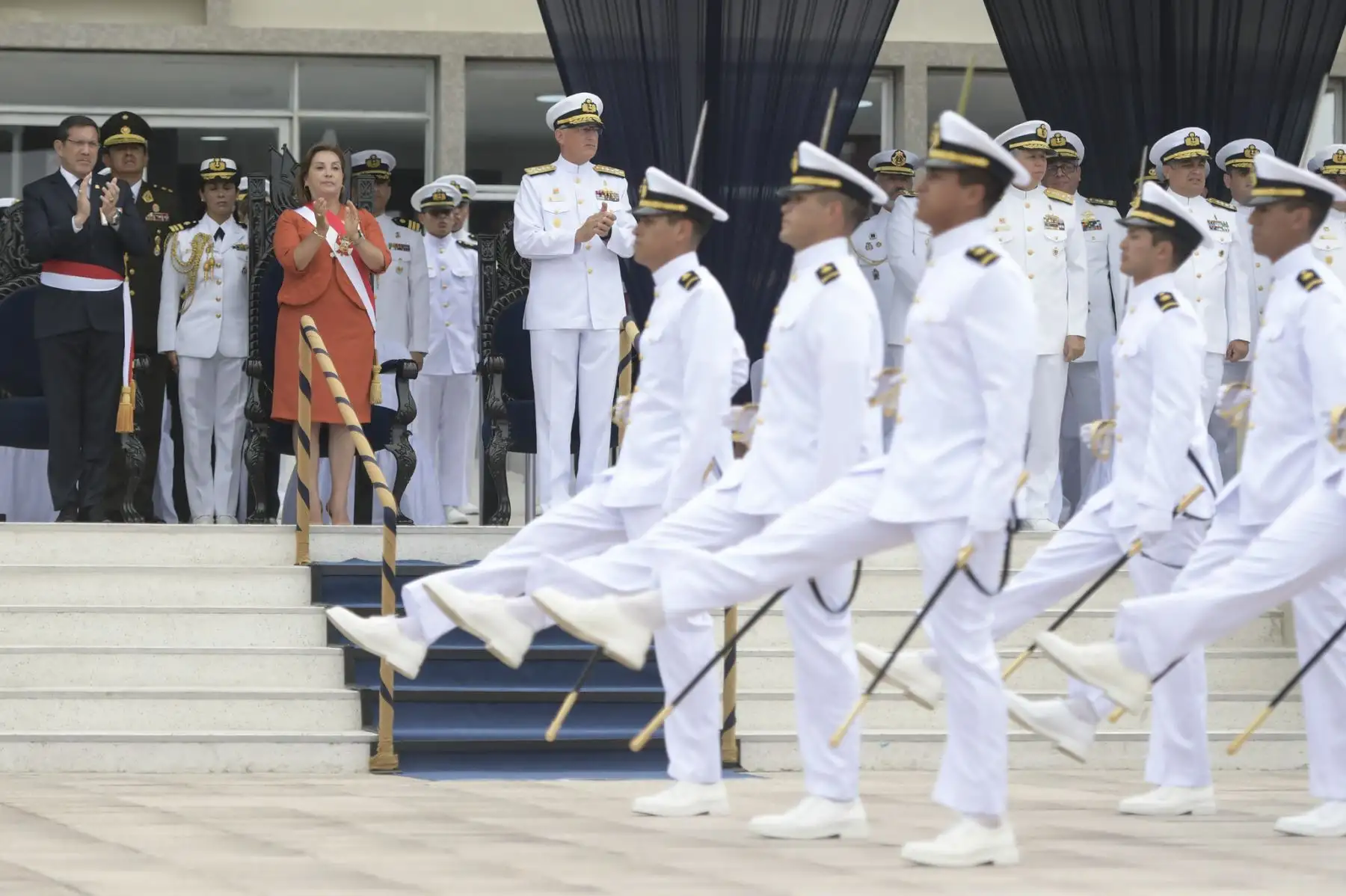 La presidenta Dina Boluarte, acompañada del ministro de Defensa, Jorge Chávez Cresta participó en la ceremonia de entrega de la Espada de Honor y juramentación de Alféreces de Fragata en la Escuela Naval del Perú donde se incorporó a 74 nuevos oficiales, que se sumarán a la defensa de nuestra soberanía, al combate contra el narcotráfico y a la lucha contra la minería y la pesca ilegales. 
Foto: ANDINA/Presidencia Perú