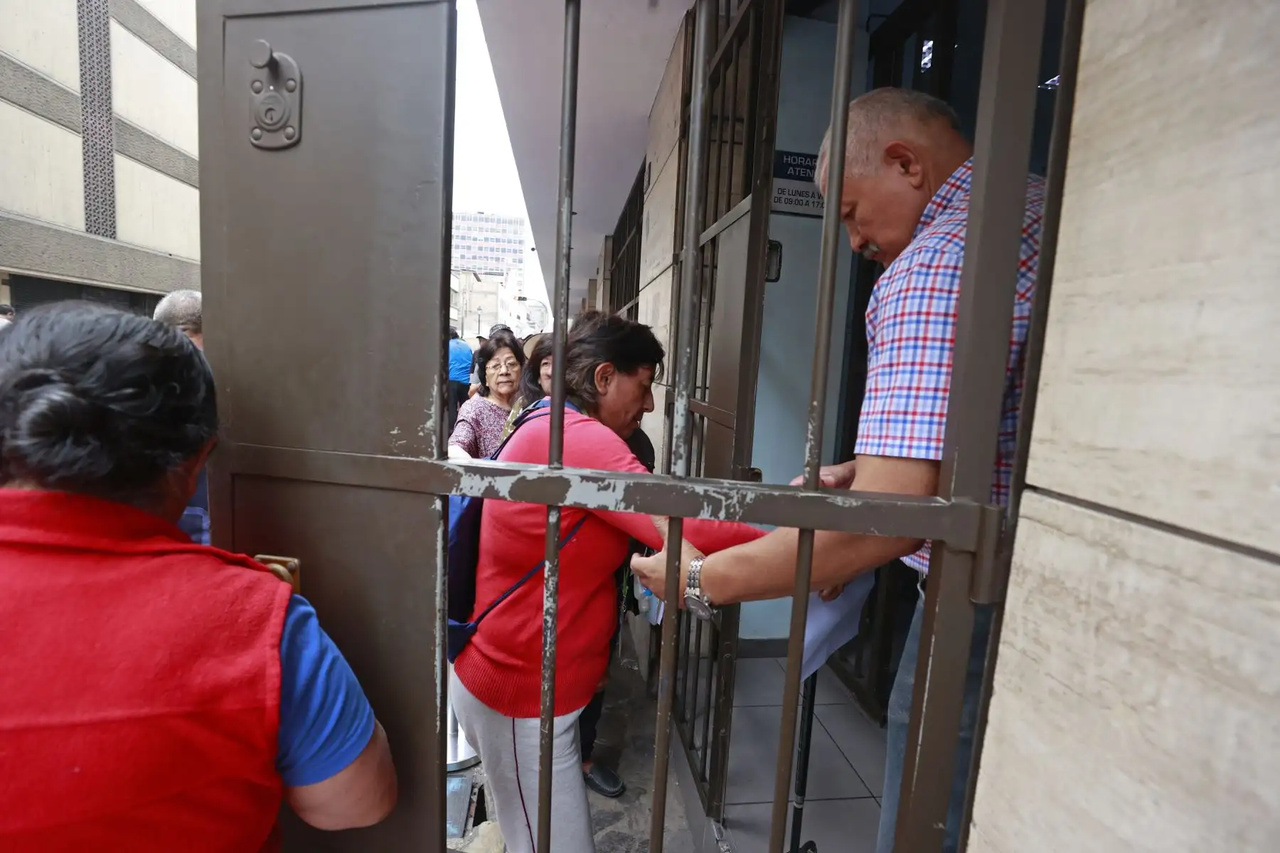 A partir del 21 de diciembre se iniciaría el proceso de devolución del Fonavi. Desde tempranas horas cientos de ex aportantes llegaron a los exteriores de la oficina de la Secretaría Técnica, ubicada en el centro de Lima, para buscar información.
Foto: ANDINA/Vidal Tarqui