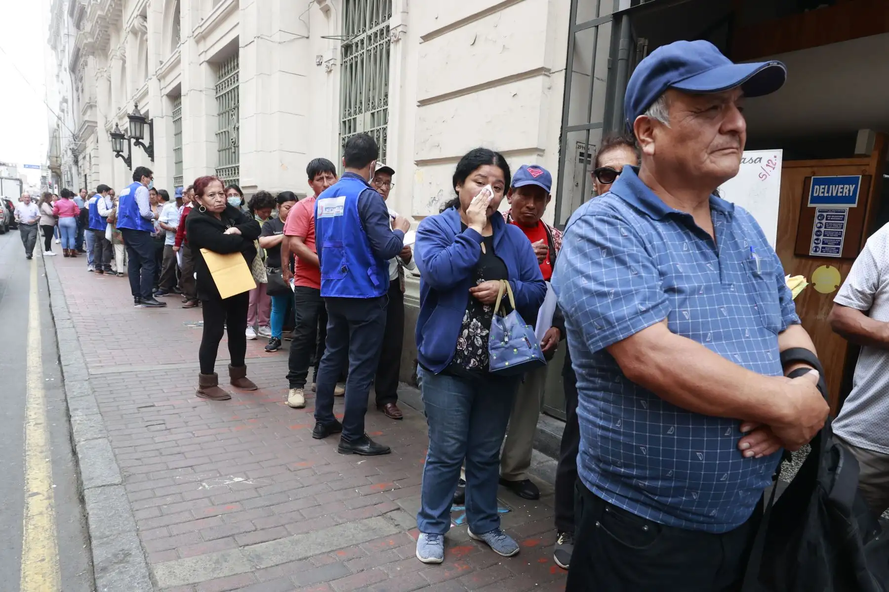 A partir del 21 de diciembre se iniciaría el proceso de devolución del Fonavi. Desde tempranas horas cientos de ex aportantes llegaron a los exteriores de la oficina de la Secretaría Técnica, ubicada en el centro de Lima, para buscar información.
Foto: ANDINA/Vidal Tarqui