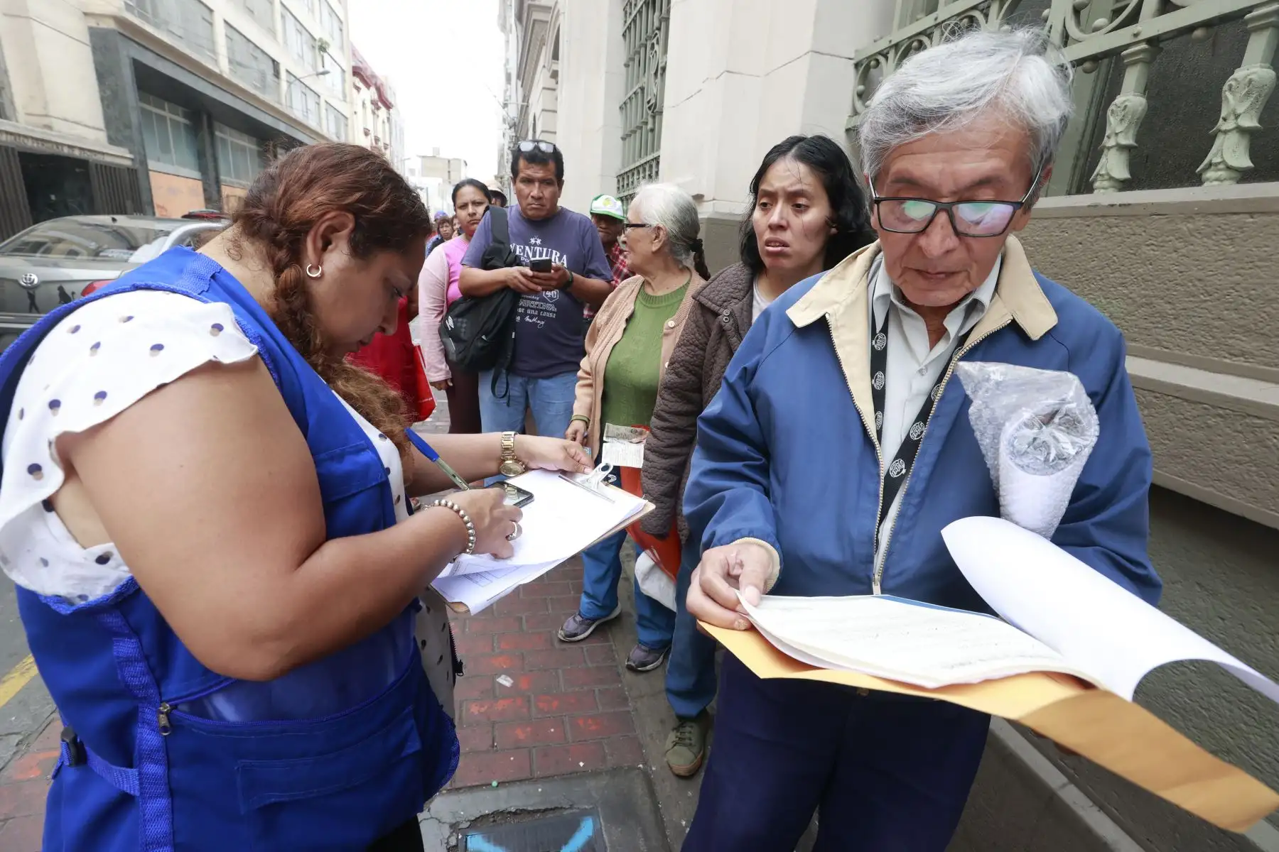 A partir del 21 de diciembre se iniciaría el proceso de devolución del Fonavi. Desde tempranas horas cientos de ex aportantes llegaron a los exteriores de la oficina de la Secretaría Técnica, ubicada en el centro de Lima, para buscar información.
Foto: ANDINA/Vidal Tarqui