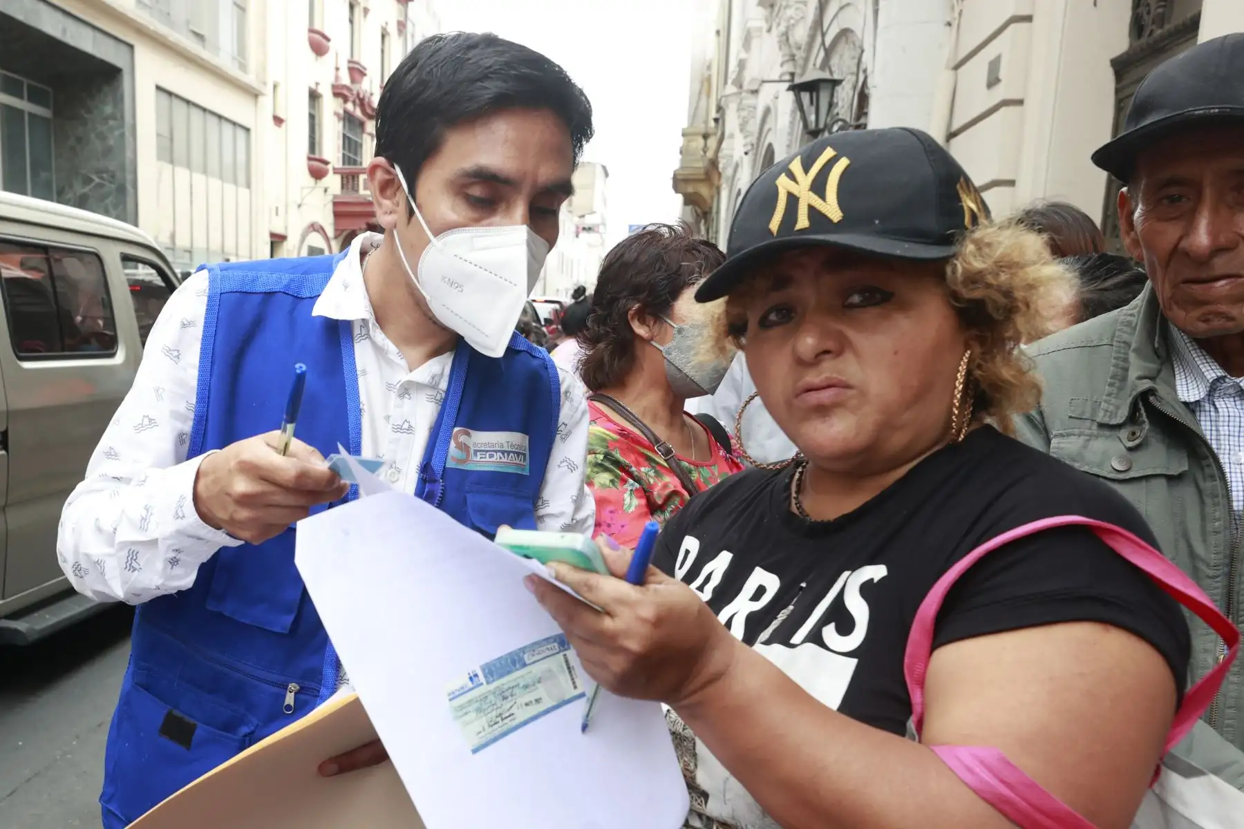 A partir del 21 de diciembre se iniciaría el proceso de devolución del Fonavi. Desde tempranas horas cientos de ex aportantes llegaron a los exteriores de la oficina de la Secretaría Técnica, ubicada en el centro de Lima, para buscar información.
Foto: ANDINA/Vidal Tarqui