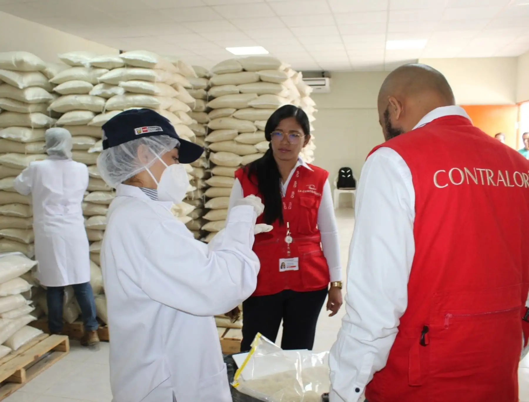 Informe de la Contraloría revela que más de 25,000 kg de arroz donado para los damnificados por lluvias intensas en Tumbes se perdieron por la negligencia de funcionarios del Gobierno Regional.