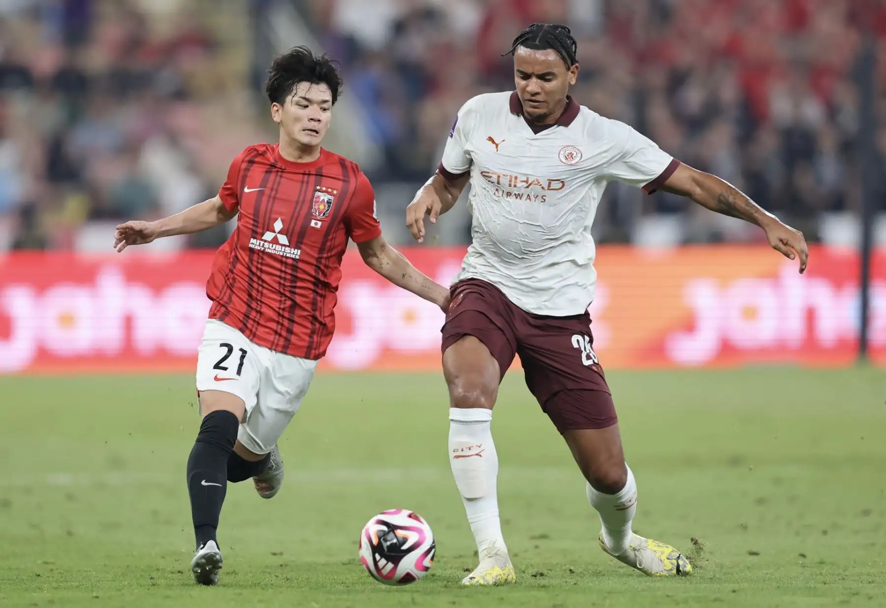 Tomoaki Okubo (L) de Urawa Reds en acción contra Manuel Akanji de Manchester City durante la semifinal de la Copa Mundial de Clubes de la FIFA 2023 entre Urawa Reds y Manchester City en Jeddah, Arabia Saudita, el 19 de diciembre de 2023.Foto: EFE
