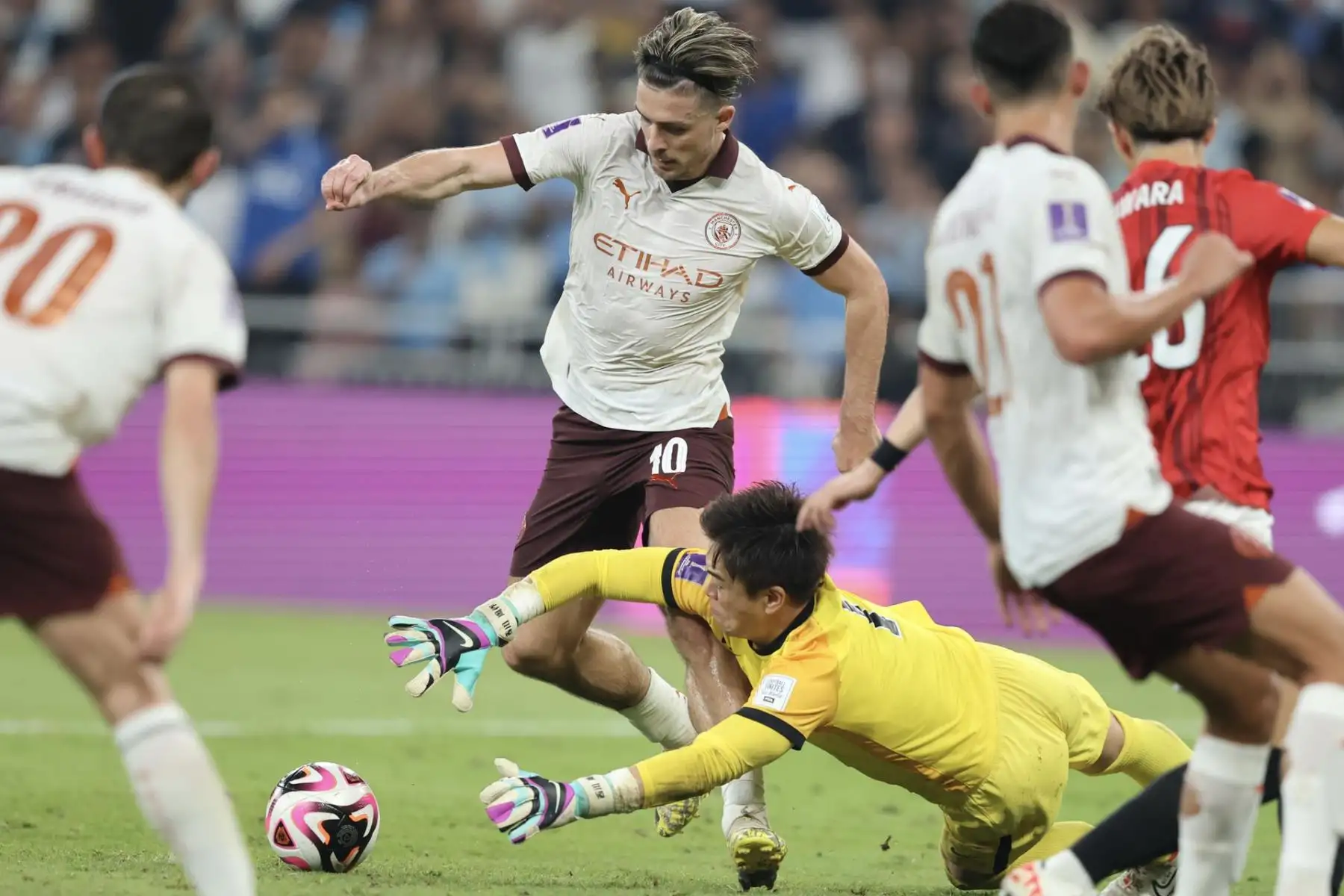 El portero Shusaku Nishikawa (R) de Urawa Reds en acción contra Jack Grealish de Manchester City durante la semifinal de la Copa Mundial de Clubes de la FIFA 2023 entre Urawa Reds y Manchester City en Jeddah, Arabia Saudita, el 19 de diciembre de 2023.
Foto: EFE
