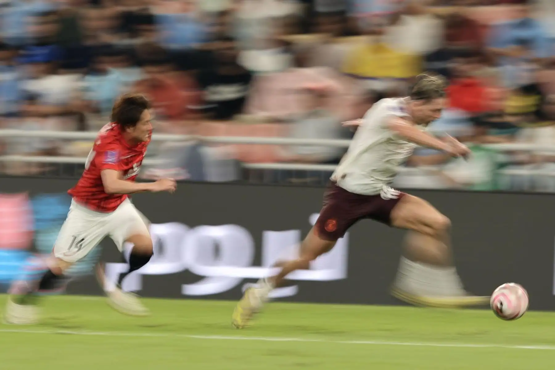 Takahiro Sekine (L) de Urawa Reds en acción contra Jack Grealish de Manchester City durante la semifinal de la Copa Mundial de Clubes de la FIFA 2023 entre Urawa Reds y Manchester City en Jeddah, Arabia Saudita, el 19 de diciembre de 2023.
Foto: EFE