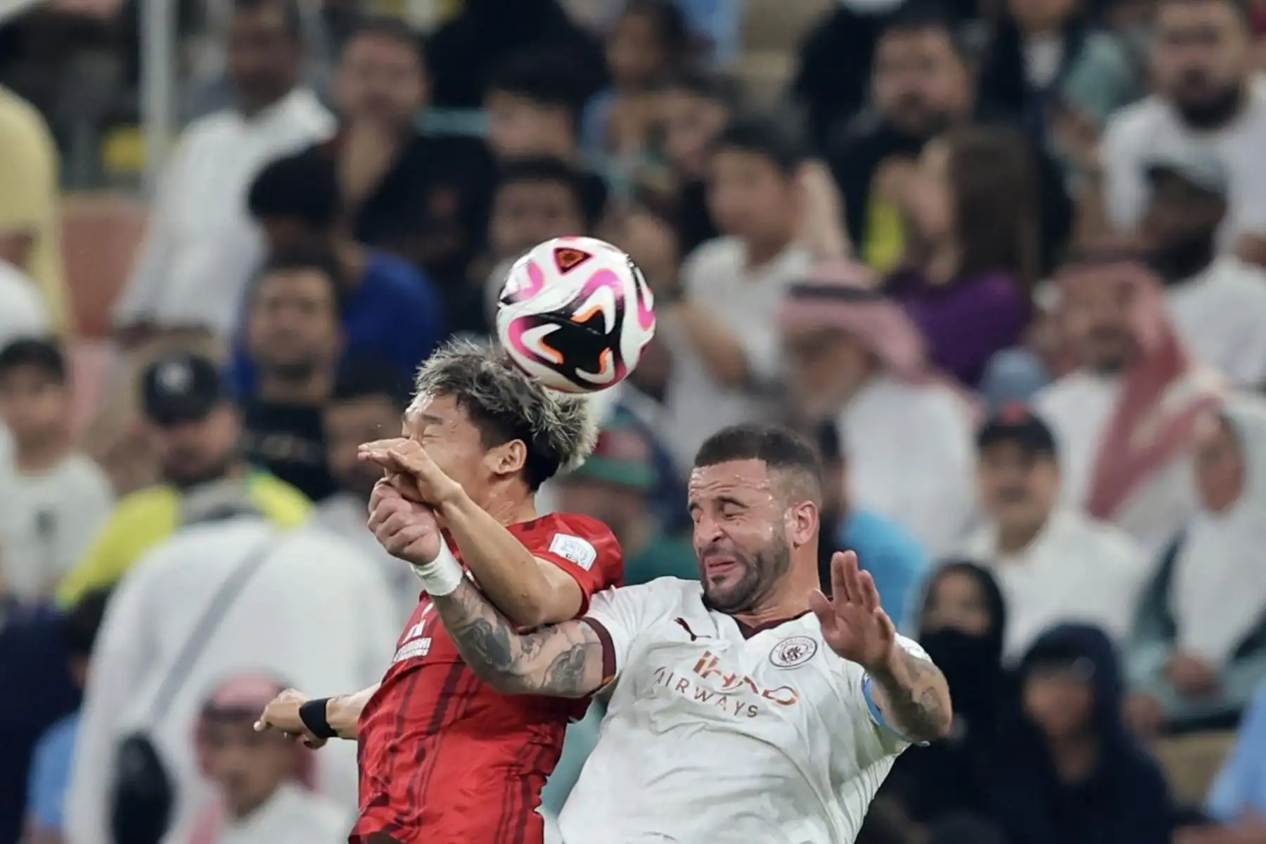 Takahiro Akimoto (L) de Urawa Reds en acción contra Kyle Walker de Manchester City durante la semifinal de la Copa Mundial de Clubes de la FIFA 2023 entre Urawa Reds y Manchester City en Jeddah, Arabia Saudita, el 19 de diciembre de 2023.
Foto: EFE