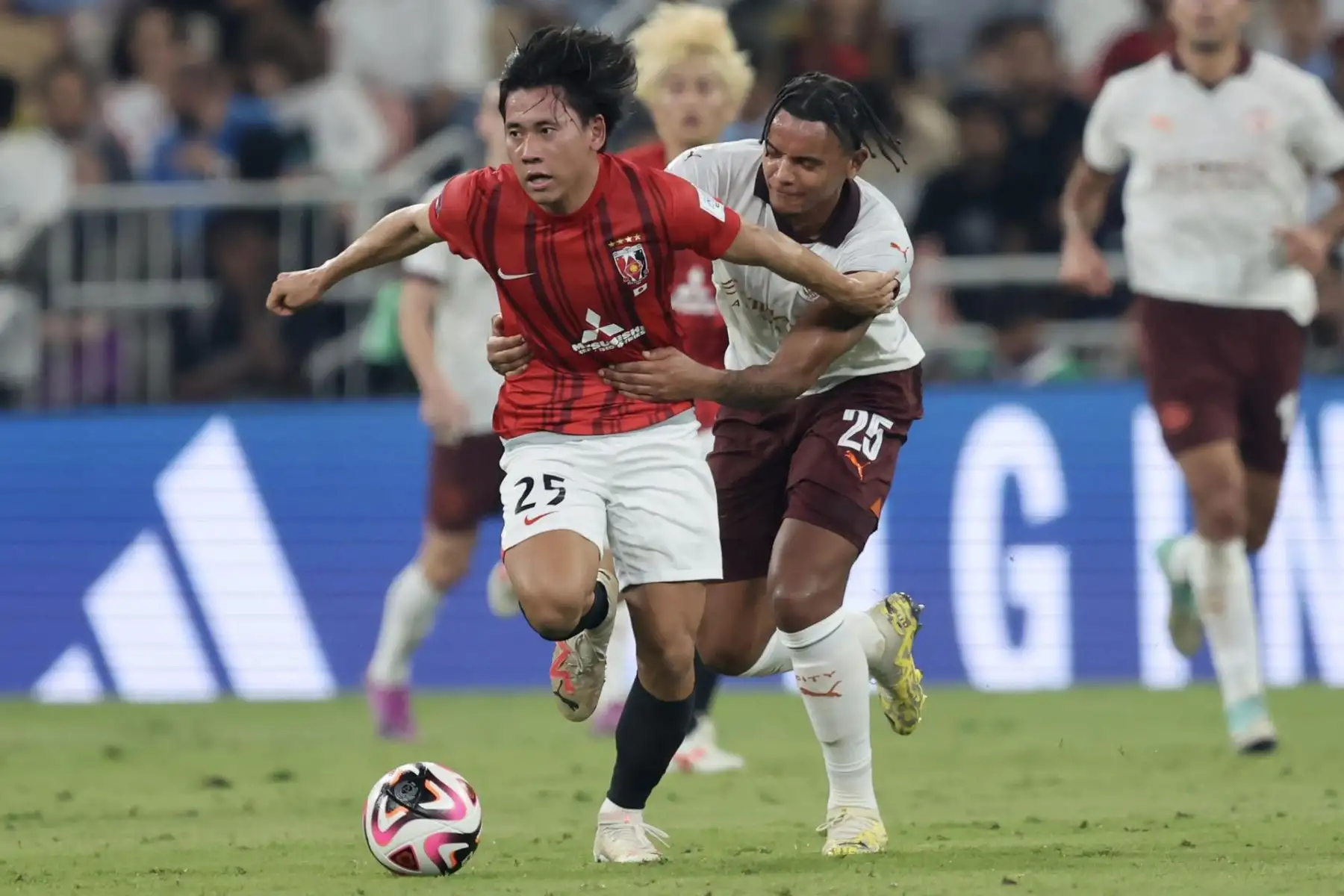 Kaito Yasui (RL de Urawa Reds en acción contra Manuel Akanji del Manchester City durante la semifinal de la Copa Mundial de Clubes de la FIFA 2023 entre Urawa Reds y Manchester City en Jeddah, Arabia Saudita, el 19 de diciembre de 2023.
Foto: EFE