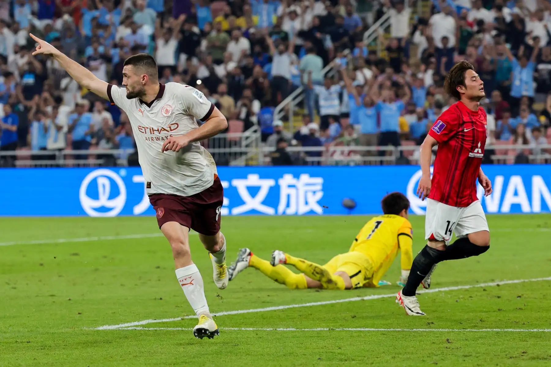 El centrocampista croata del Manchester City # 08 Mateo Kovacic (i) celebra después de anotar el segundo gol de su equipo durante el partido de semifinales de fútbol de la Copa Mundial de Clubes de la FIFA entre el Manchester City de Inglaterra y los Urawa Red Diamonds de Japón en la Ciudad Deportiva Rey Abdullah en Jeddah el 19 de diciembre de 2023. .
Foto: AFP
