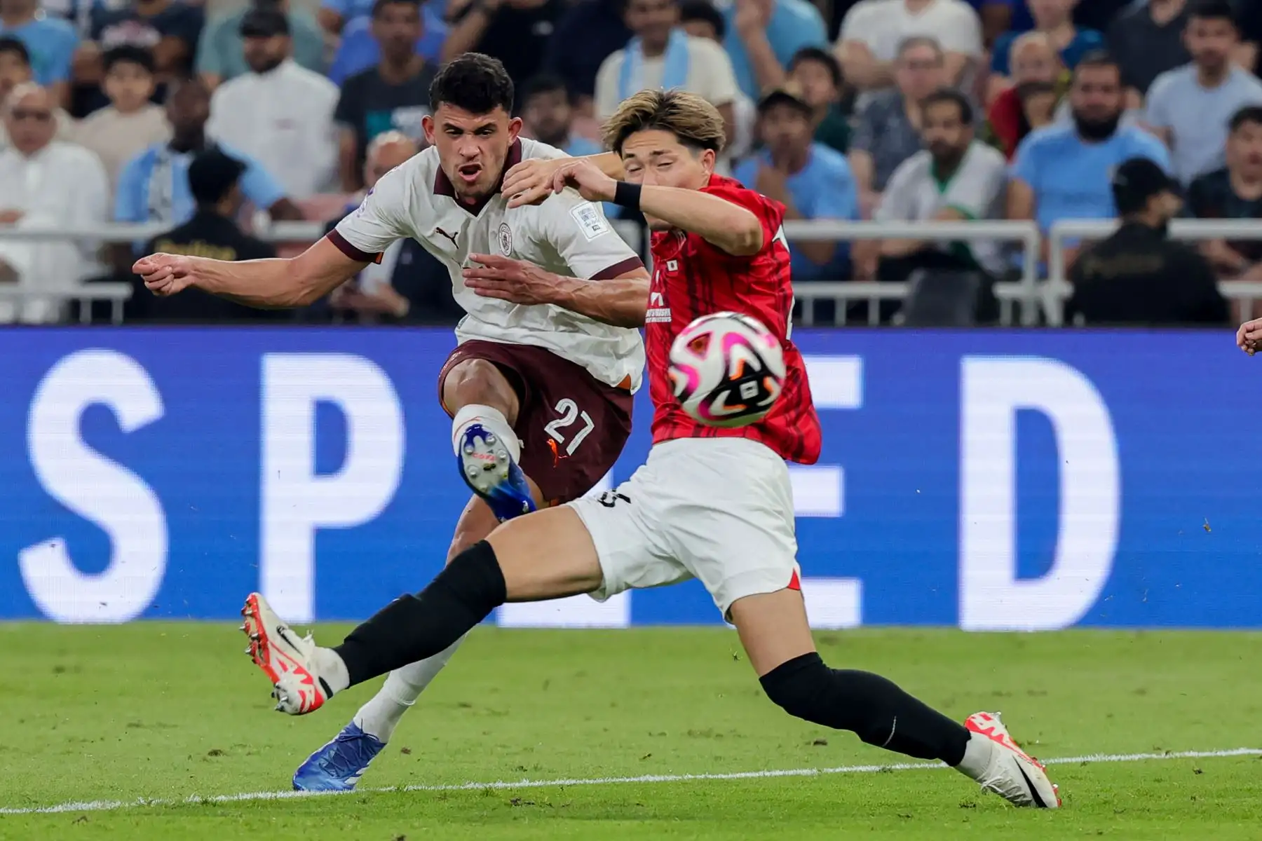 El mediocampista portugués del Manchester City #27 Matheus Nunes patea el balón pasando al defensor japonés de Urawa #26 Takuya Ogiwara durante el partido de semifinales de fútbol de la Copa Mundial de Clubes de la FIFA entre el Manchester City de Inglaterra y los Urawa Red Diamonds de Japón en la Ciudad Deportiva Rey Abdullah en Jeddah el 19 de diciembre. 2023.
Foto: AFP