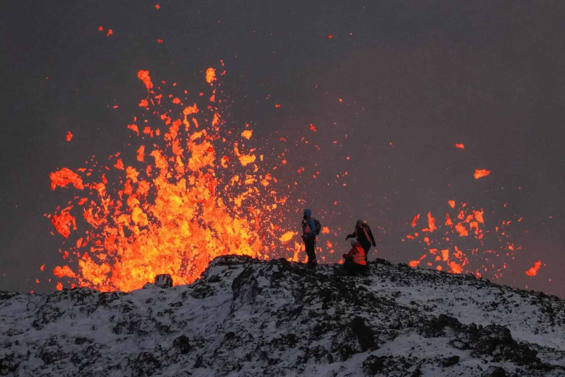 Un equipo de científicos trabaja en la cresta de una fisura volcánica mientras la lava arroja durante una erupción volcánica, cerca de la ciudad de Grindavik, en la península de Reykjanes, al suroeste de Islandia, el 19 de diciembre de 2023. La Oficina Meteorológica de Islandia (OMI) anunció el inicio de una erupción de fisura volcánica cerca del cráter Sundhnuka, al noreste de Grindavik, la noche del 18 de diciembre, tras semanas de intensa actividad sísmica en la zona. La potencia y la actividad sísmica de la erupción han disminuido con el tiempo, informó la OMI el 19 de diciembre, añadiendo que desde que comenzó la erupción se han registrado unos 320 terremotos.
Foto: EFE
