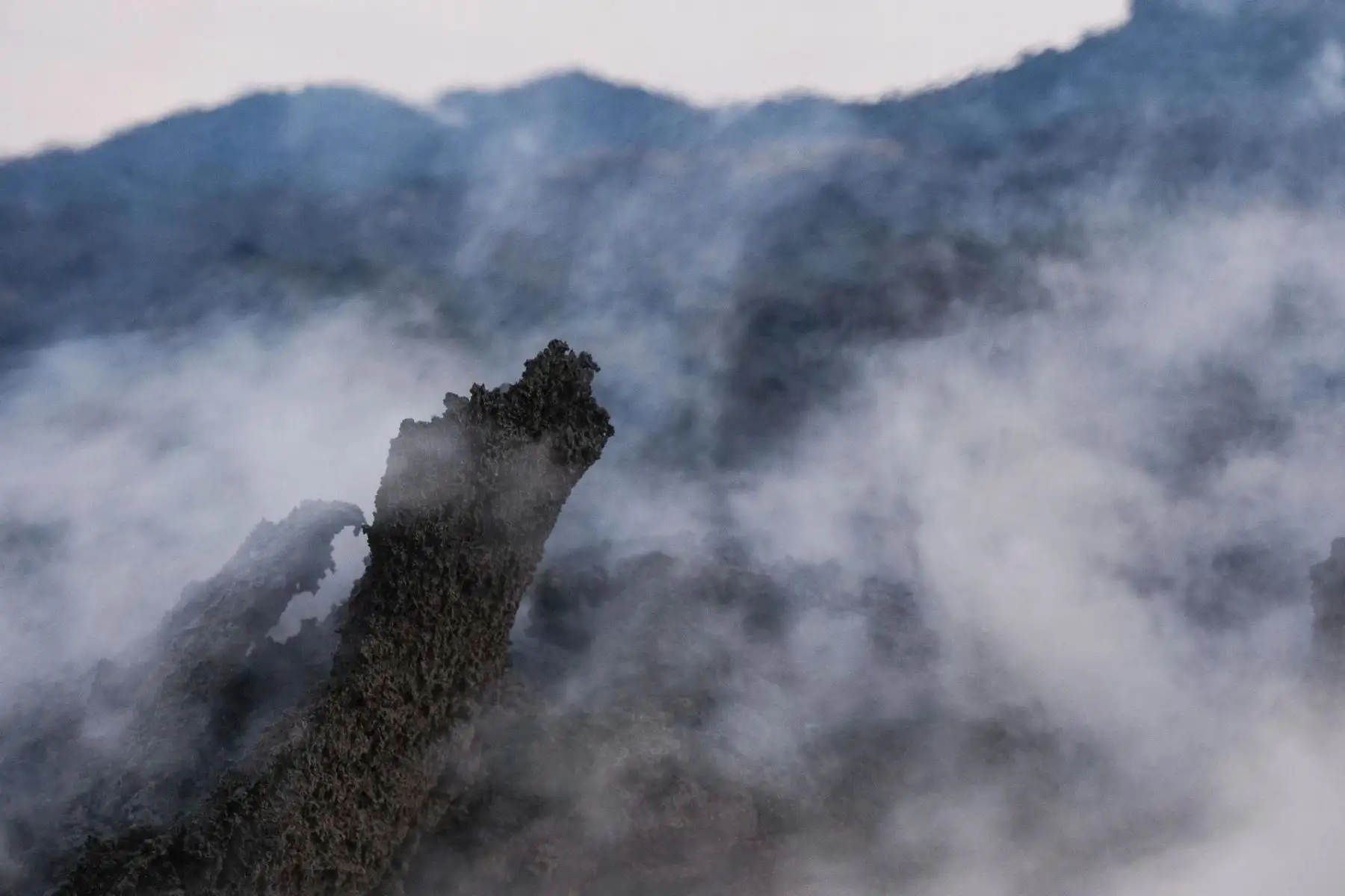 El humo llena el aire durante una erupción volcánica, cerca de la ciudad de Grindavik, en la península de Reykjanes, al suroeste de Islandia, el 19 de diciembre de 2023. La Oficina Meteorológica de Islandia (OMI) anunció el inicio de una erupción de fisura volcánica cerca del cráter Sundhnuka, al noreste de Grindavik, la noche del 18 de diciembre, tras semanas de intensa actividad sísmica en la zona. La potencia y la actividad sísmica de la erupción han disminuido con el tiempo, informó la OMI el 19 de diciembre, añadiendo que desde que comenzó la erupción se han registrado unos 320 terremotos.
Foto: EFE