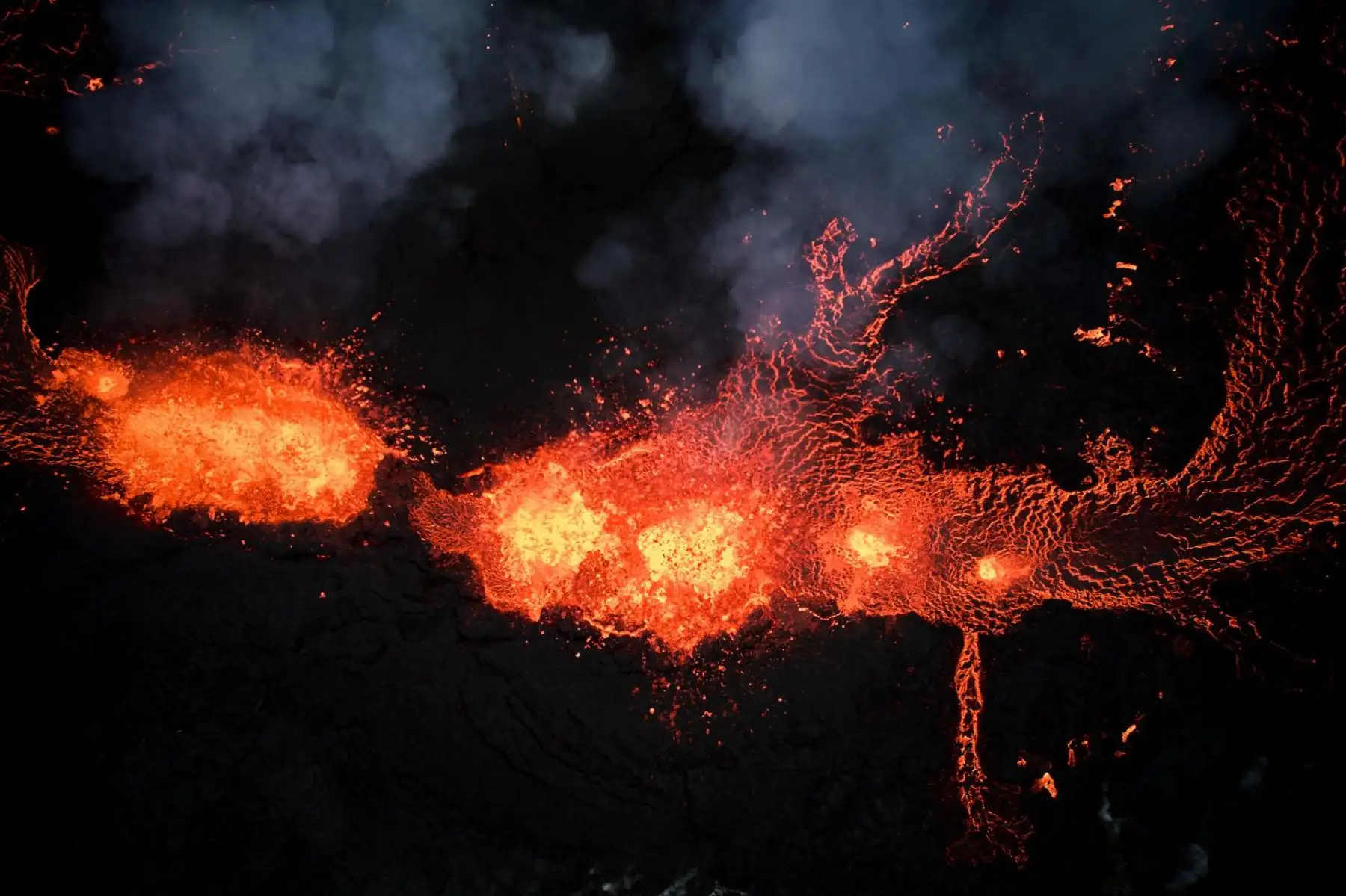 Una vista aérea tomada con un drone muestra lava y humo arrojados de una fisura volcánica durante una erupción, cerca de la ciudad de Grindavik, en la península de Reykjanes, al suroeste de Islandia, el 19 de diciembre de 2023. La Oficina Meteorológica de Islandia (OMI) anunció el inicio de una erupción de fisura volcánica cerca del cráter Sundhnuka, al noreste de Grindavik, la noche del 18 de diciembre, tras semanas de intensa actividad sísmica en la zona. La potencia y la actividad sísmica de la erupción han disminuido con el tiempo, informó la OMI el 19 de diciembre, añadiendo que desde que comenzó la erupción se han registrado unos 320 terremotos.
Foto: EFE