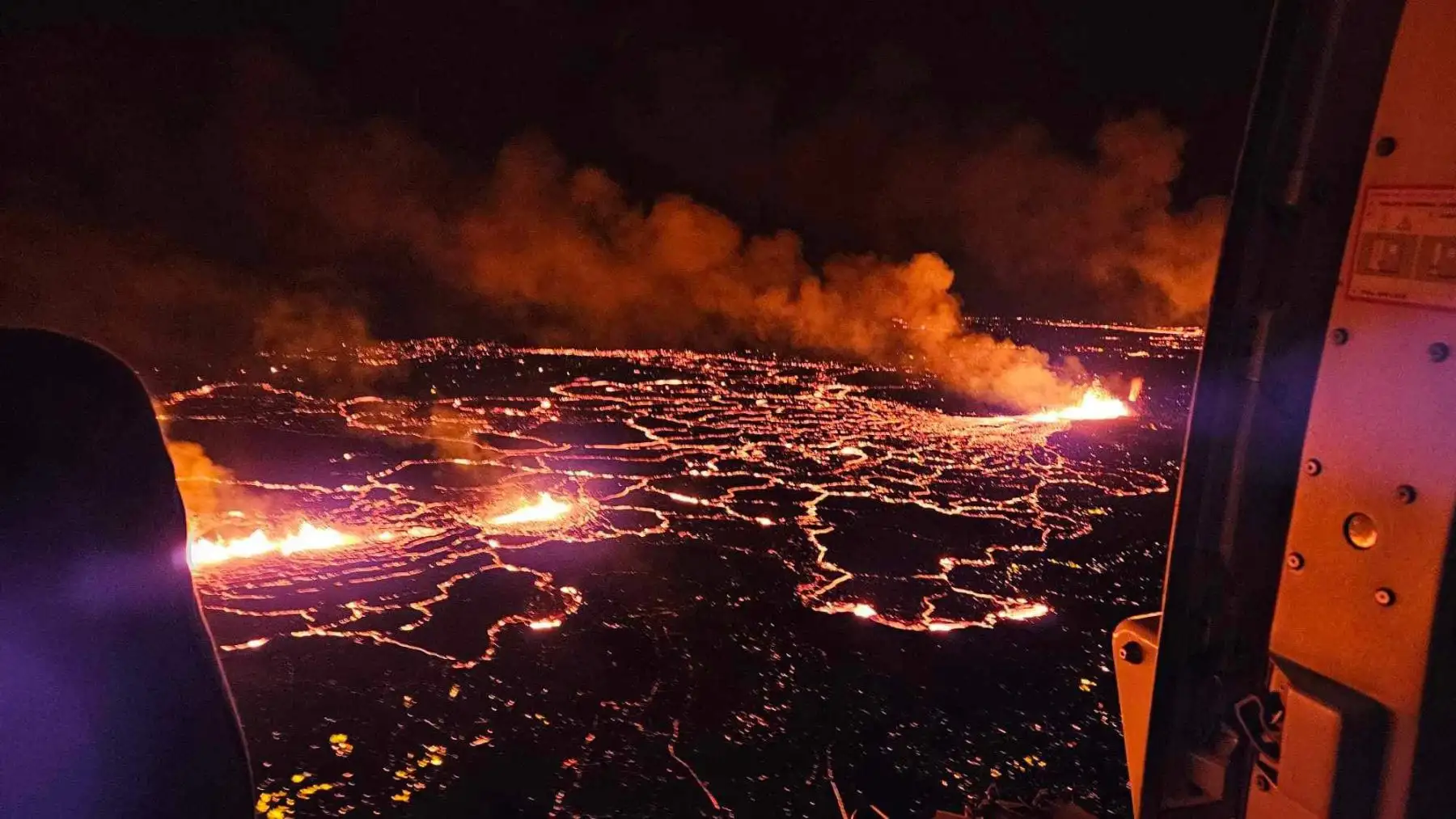 En esta imagen del Departamento de Protección Civil y Gestión de Emergencias de Islandia se ven ondas de humo y lava fluyendo que tiñen el cielo de color naranja durante una erupción volcánica en la península de Reykjanes, a 3 km al norte de Grindavik, en el oeste de Islandia, el 19 de diciembre de 2023. Una erupción volcánica comenzó el 19 de diciembre de 2023. El lunes por la noche en Islandia, al sur de la capital, Reykjavik, tras un enjambre de terremotos, informó la Oficina Meteorológica de Islandia.
Foto: AFP