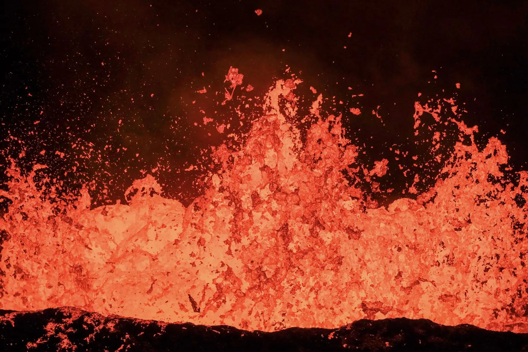 Lava fundida sale de una fisura en la península de Reykjanes, a 3 km al norte de la ciudad evacuada de Grindavik, en el oeste de Islandia, el 19 de diciembre de 2023. El lunes por la noche comenzó una erupción volcánica en Islandia, al sur de la capital, Reykjavik, tras un enjambre de terremotos. Informó la Oficina Meteorológica de Islandia.

Foto: AFP