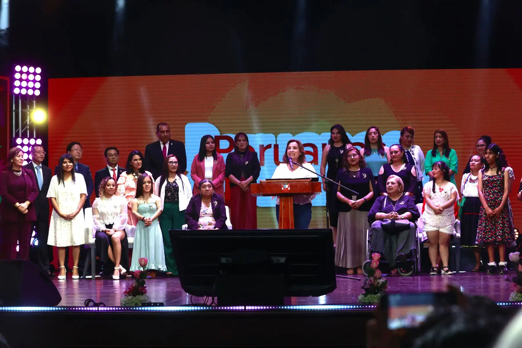 La presidenta de la República, Dina Boluarte, señaló que la difusión de proyectos liderados por mujeres emprendedoras permitirá que más ciudadanas puedan unirse y salir adelante con su trabajo. Foto: ANDINA/Vidal Tarqui