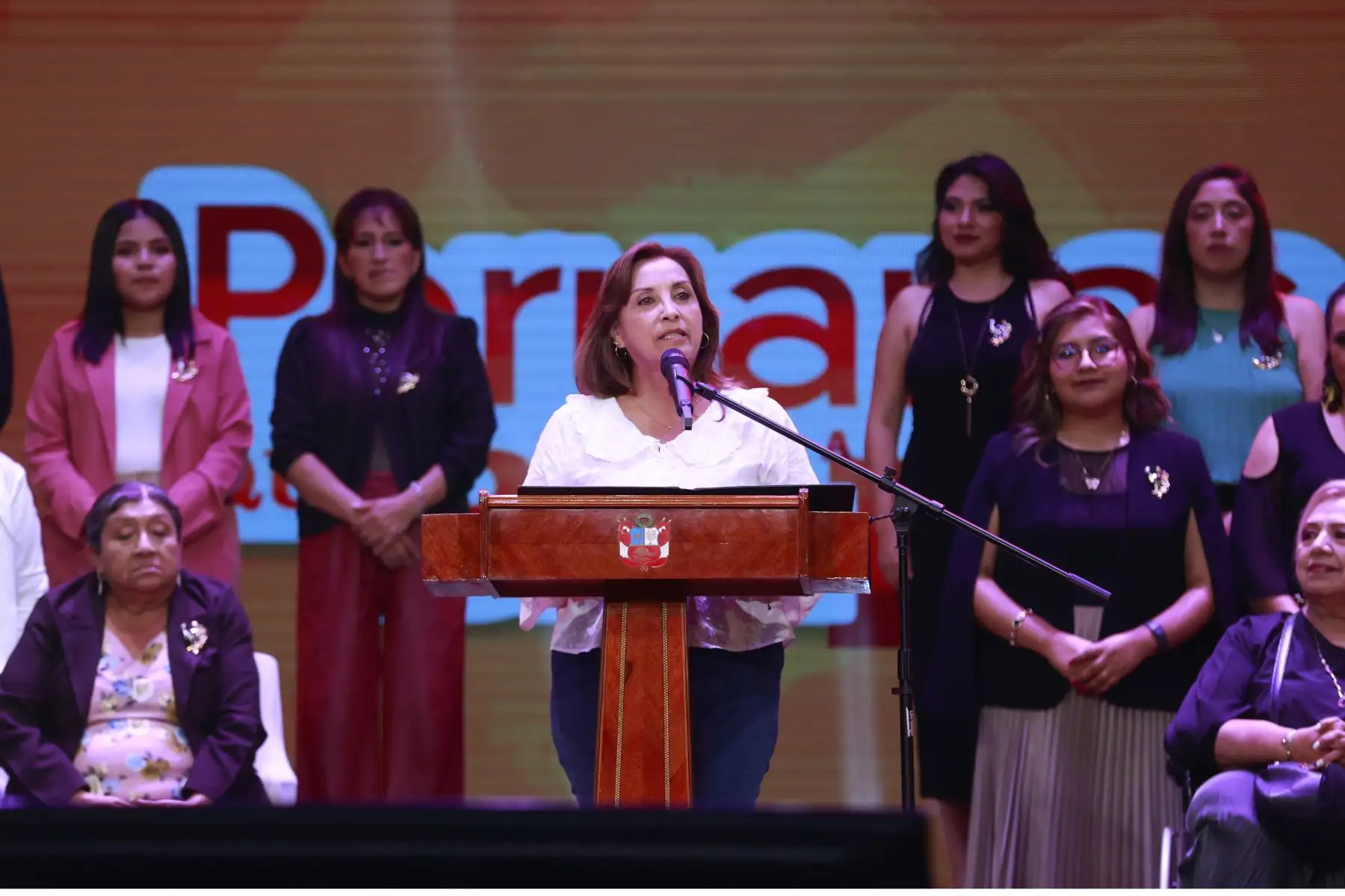 La presidenta de la República, Dina Boluarte, señaló que la difusión de proyectos liderados por mujeres emprendedoras permitirá que más ciudadanas puedan unirse y salir adelante con su trabajo. Foto: ANDINA/Vidal Tarqui