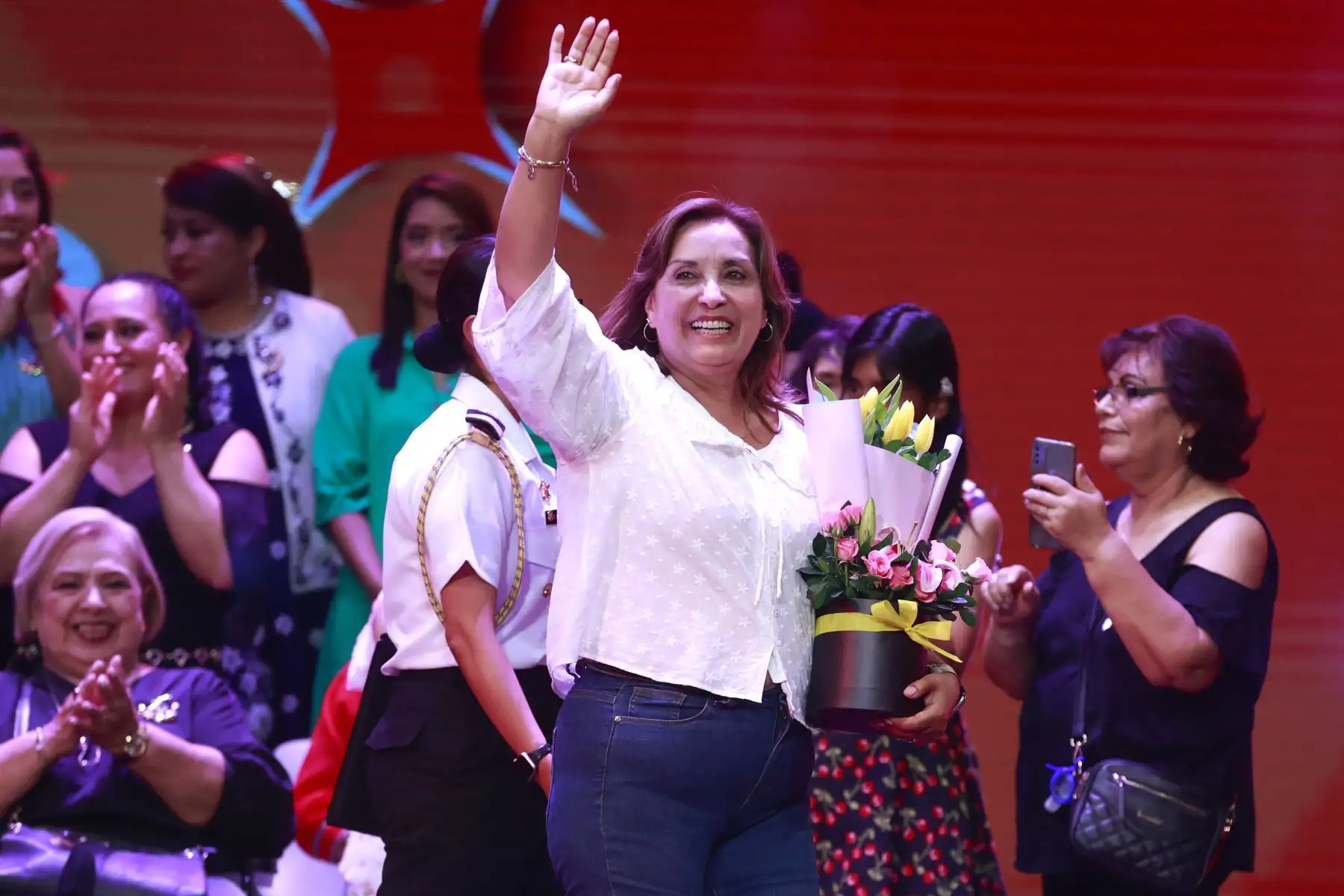 La presidenta de la República, Dina Boluarte, señaló que la difusión de proyectos liderados por mujeres emprendedoras permitirá que más ciudadanas puedan unirse y salir adelante con su trabajo. Foto: ANDINA/Vidal Tarqui