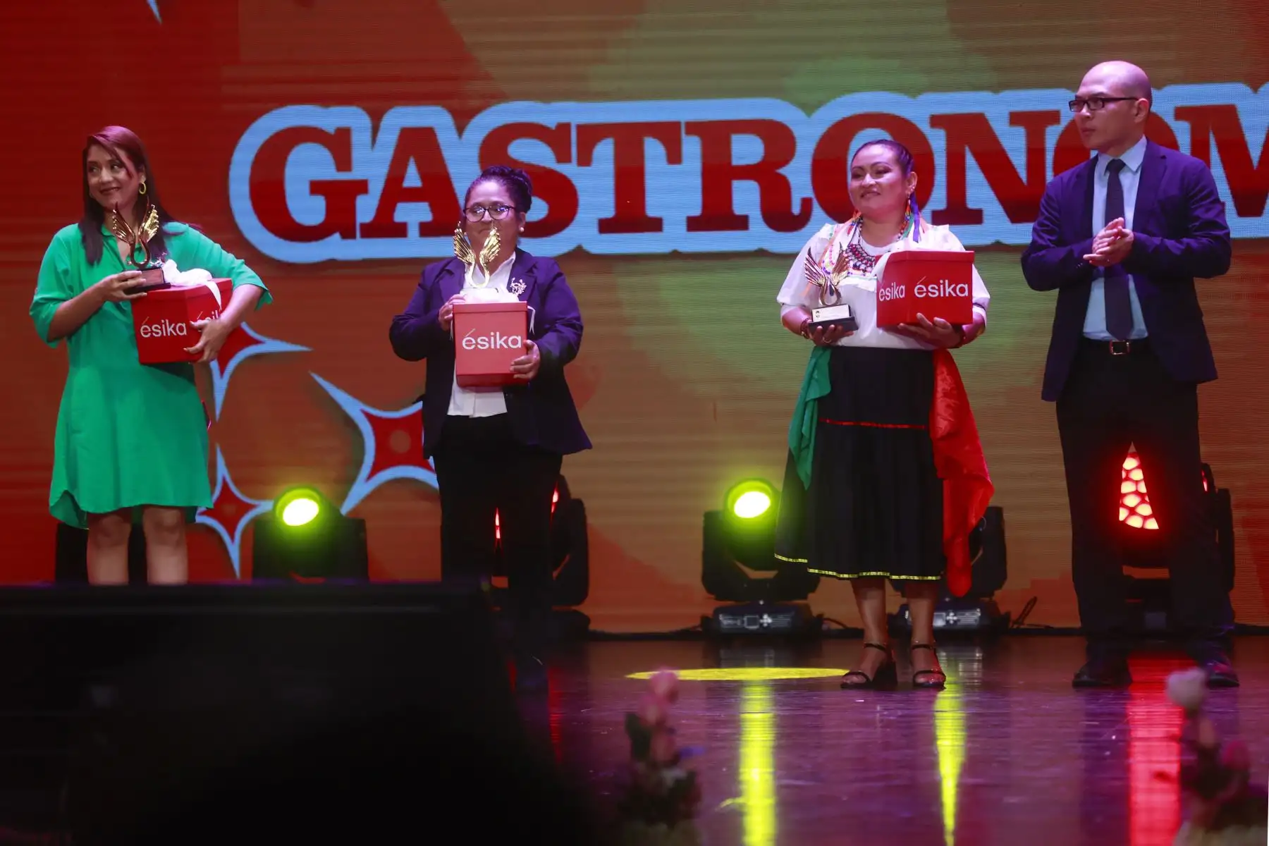 Ceremonia de entrega de premios tiene como objetivo empoderar a las mujeres por su importante contribución y compromiso con la sociedad peruana de sectores que abarcan todo el mundo, a saber, gastronomía, Discapacitados, Artesanía, Tecnología, Educación Textiles y Atletas. Foto: ANDINA/Vidal Tarqui