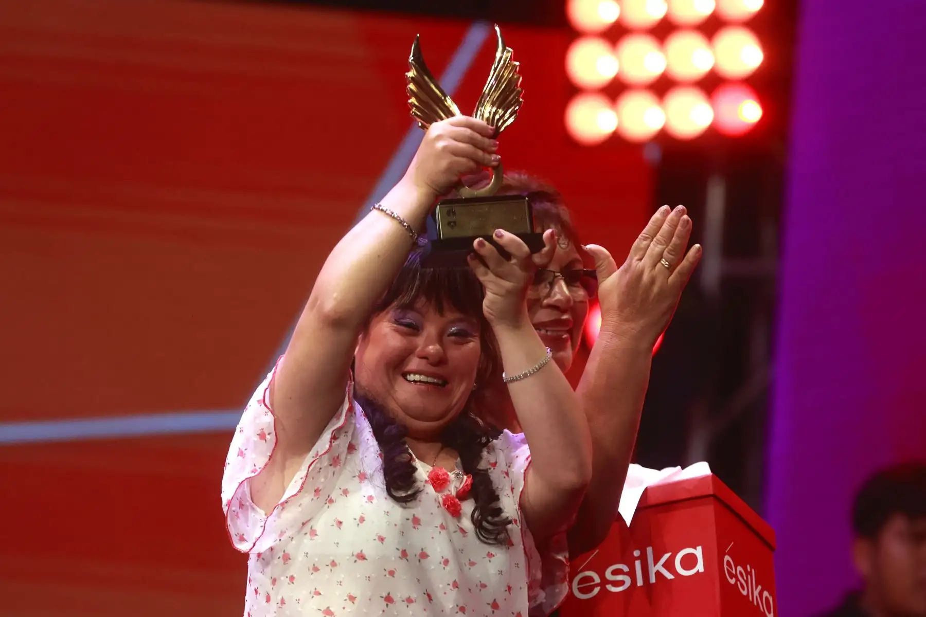 Ceremonia de entrega de premios tiene como objetivo empoderar a las mujeres por su importante contribución y compromiso con la sociedad peruana de sectores que abarcan todo el mundo, a saber, gastronomía, Discapacitados, Artesanía, Tecnología, Educación Textiles y Atletas. Foto: ANDINA/Vidal Tarqui