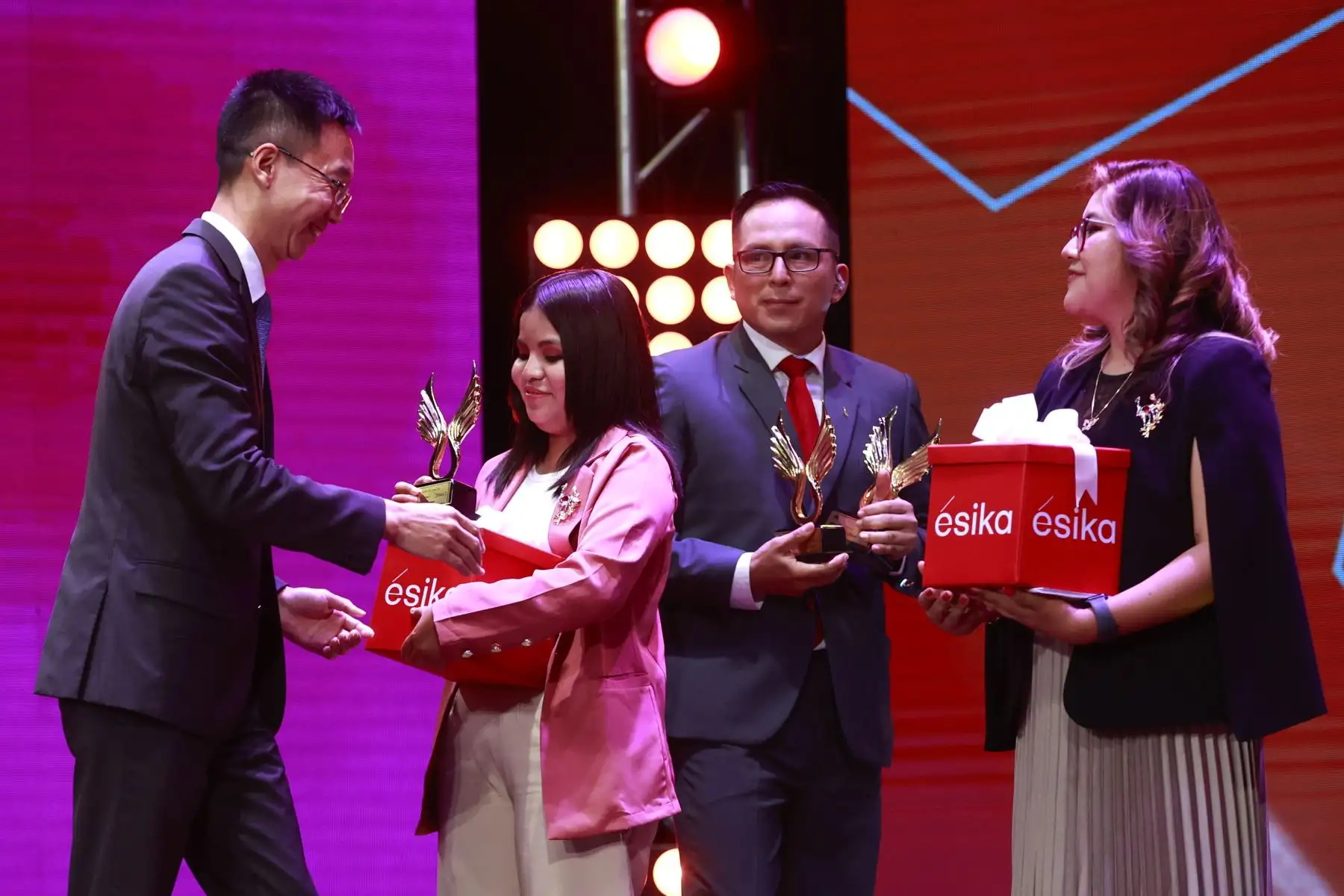 Ceremonia de entrega de premios tiene como objetivo empoderar a las mujeres por su importante contribución y compromiso con la sociedad peruana de sectores que abarcan todo el mundo, a saber, gastronomía, Discapacitados, Artesanía, Tecnología, Educación Textiles y Atletas. Foto: ANDINA/Vidal Tarqui