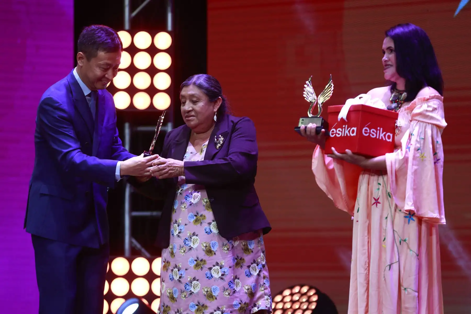 Ceremonia de entrega de premios tiene comio objetivo empoderar a las mujeres por su importante contribución y compromiso con la sociedad peruana de sectores que abarcan todo el mundo, a saber, gastronomía, Discapacitados, Artesanía, Tecnología, Educación Textiles y Atletas. Foto: ANDINA/Vidal Tarqui