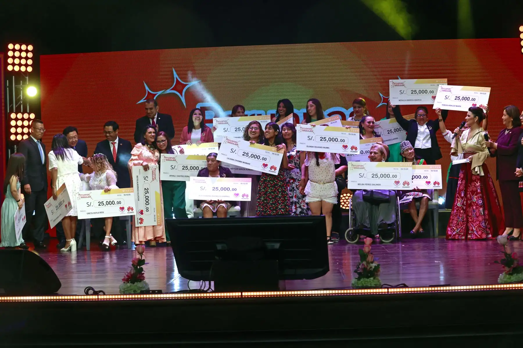 Ceremonia de entrega de premios tiene como objetivo empoderar a las mujeres por su importante contribución y compromiso con la sociedad peruana de sectores que abarcan todo el mundo, a saber, gastronomía, Discapacitados, Artesanía, Tecnología, Educación Textiles y Atletas. Foto: ANDINA/Vidal Tarqui