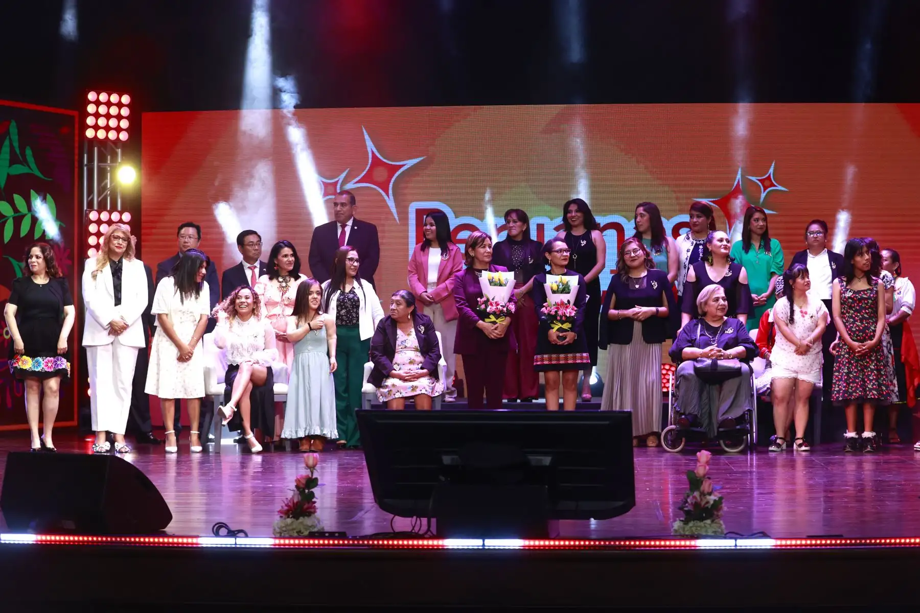 Ceremonia de entrega de premios tiene como objetivo empoderar a las mujeres por su importante contribución y compromiso con la sociedad peruana de sectores que abarcan todo el mundo, a saber, gastronomía, Discapacitados, Artesanía, Tecnología, Educación Textiles y Atletas. Foto: ANDINA/Vidal Tarqui