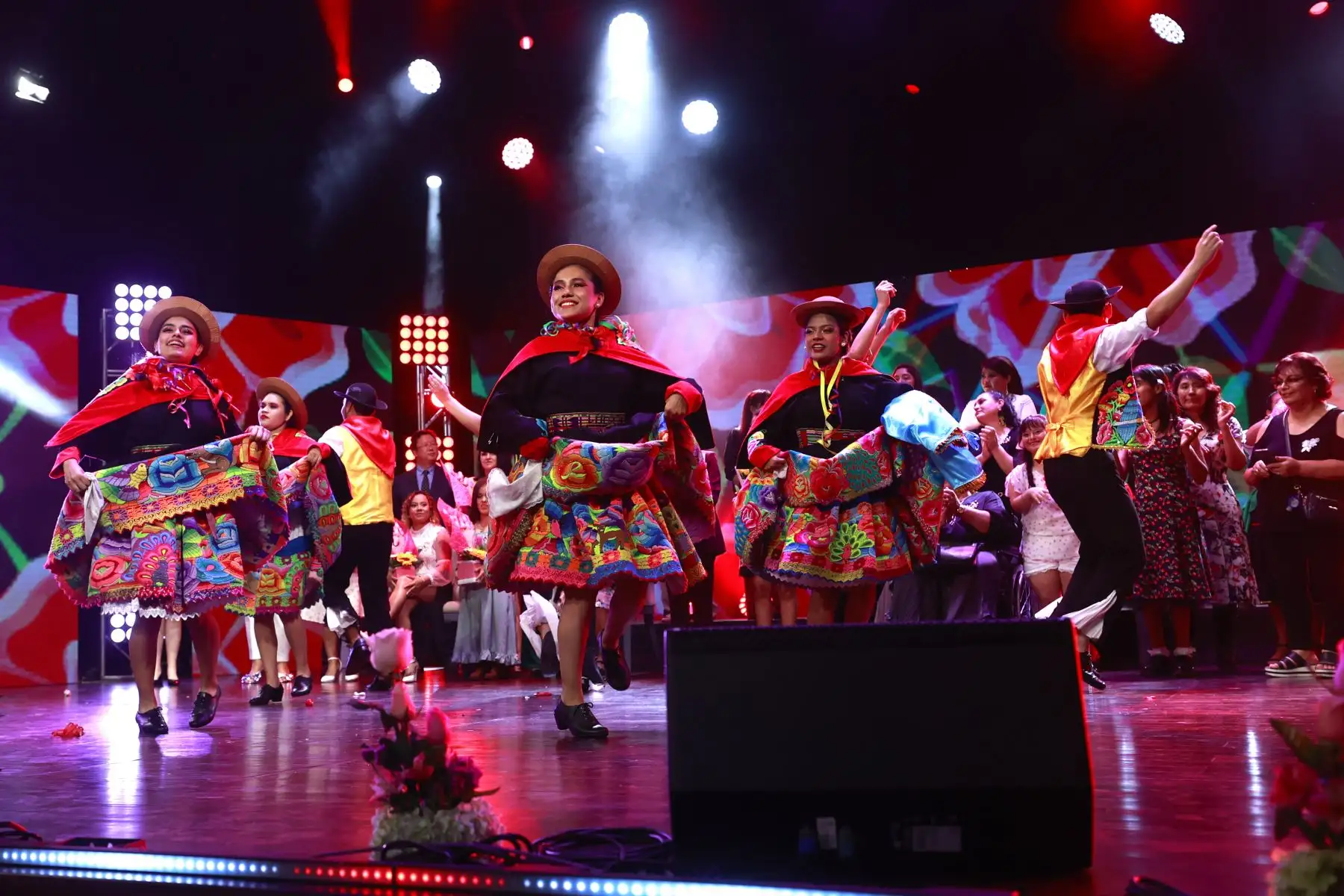 Ceremonia de entrega de premios tiene como objetivo empoderar a las mujeres por su importante contribución y compromiso con la sociedad peruana de sectores que abarcan todo el mundo, a saber, gastronomía, Discapacitados, Artesanía, Tecnología, Educación Textiles y Atletas. Foto: ANDINA/Vidal Tarqui