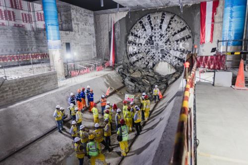 El ministro Raúl Pérez Reyes supervisó el reinicio de las actividades de la gigantesca maquinaria, una de las más modernas del mundo, que permitirá el avance aproximadamente de 13 metros por día para que continúe su recorrido a través de la Estación Central hasta llegar a la estación Insurgentes (E-4), en la Provincia Constitucional del Callao. Foto: ANDINA/difusión.