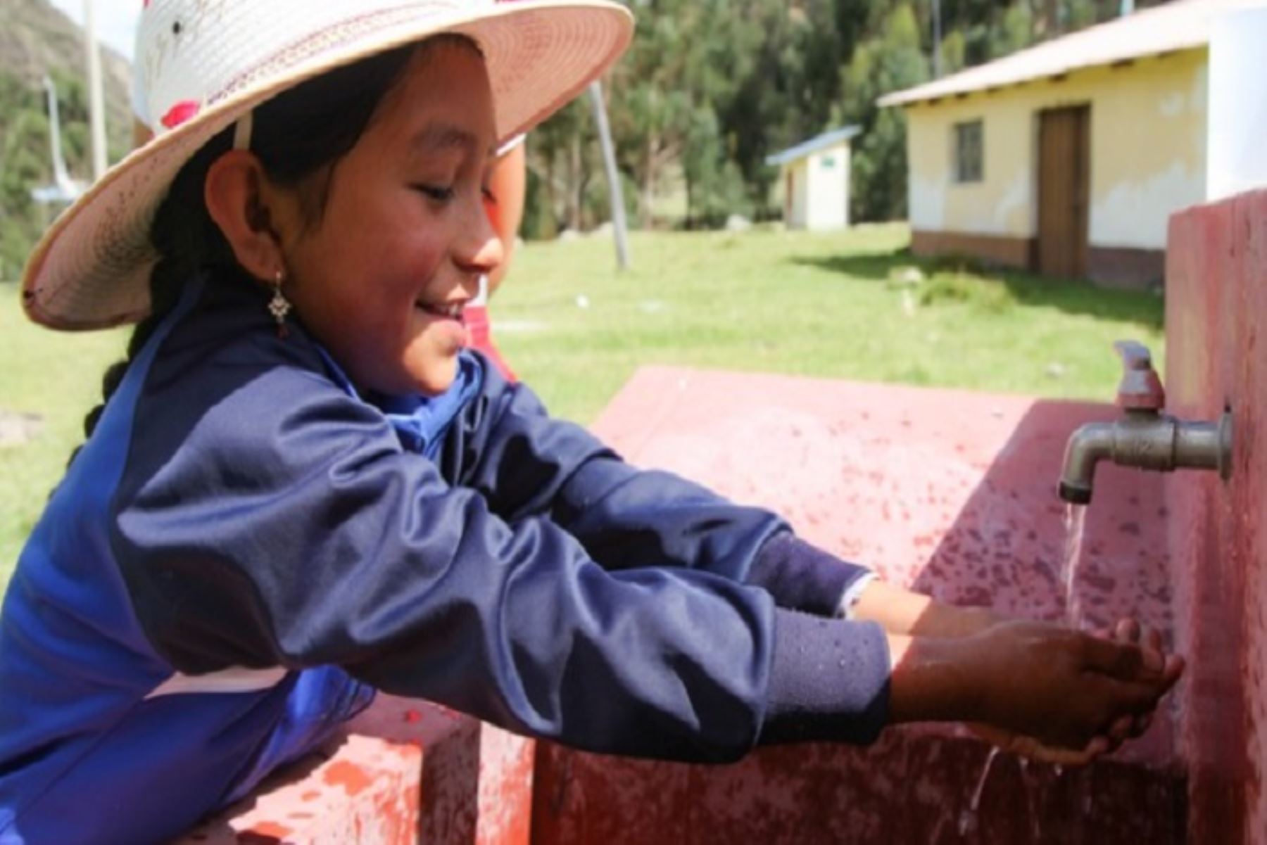 Los sistemas de cloración benefician a 23 centros poblados rurales de Pasco y Ayacucho, con el fin de cuidar la salud de la población.