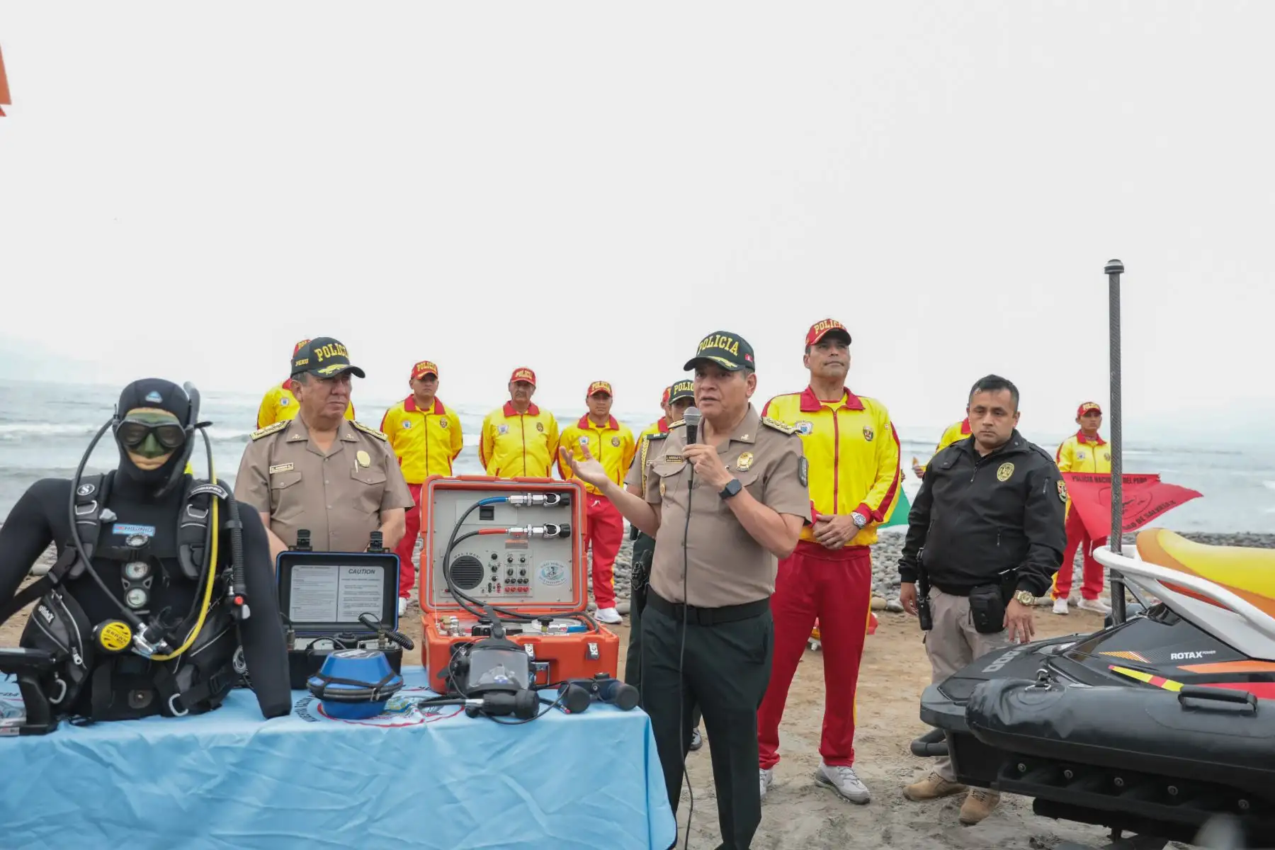 Desde Unidad de Salvataje de la Costa Verde, en el distrito de Barranco, el Comandante General de la PNP, Jorge Luis Ángulo, llevó a cabo el lanzamiento del plan "Verano Seguro 2024" donde dio a conocer las medidas para garantizar la seguridad de los visitantes en las diferentes playas este verano y se hizo una demostración de cómo se deben enfrentar situaciones y emergencias que ponen en peligro a la ciudadanía, tanto en la arena y en el mar realizando simulacros de rescate.
Foto: ANDINA/PNP