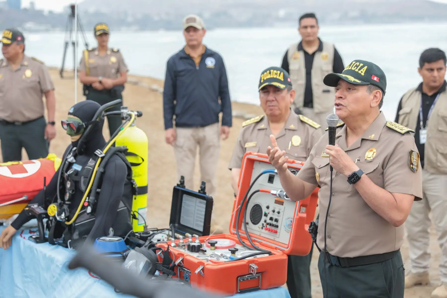 Desde Unidad de Salvataje de la Costa Verde, en el distrito de Barranco, el Comandante General de la PNP, Jorge Luis Ángulo, llevó a cabo el lanzamiento del plan "Verano Seguro 2024" donde dio a conocer las medidas para garantizar la seguridad de los visitantes en las diferentes playas este verano y se hizo una demostración de cómo se deben enfrentar situaciones y emergencias que ponen en peligro a la ciudadanía, tanto en la arena y en el mar realizando simulacros de rescate.
Foto: ANDINA/PNP