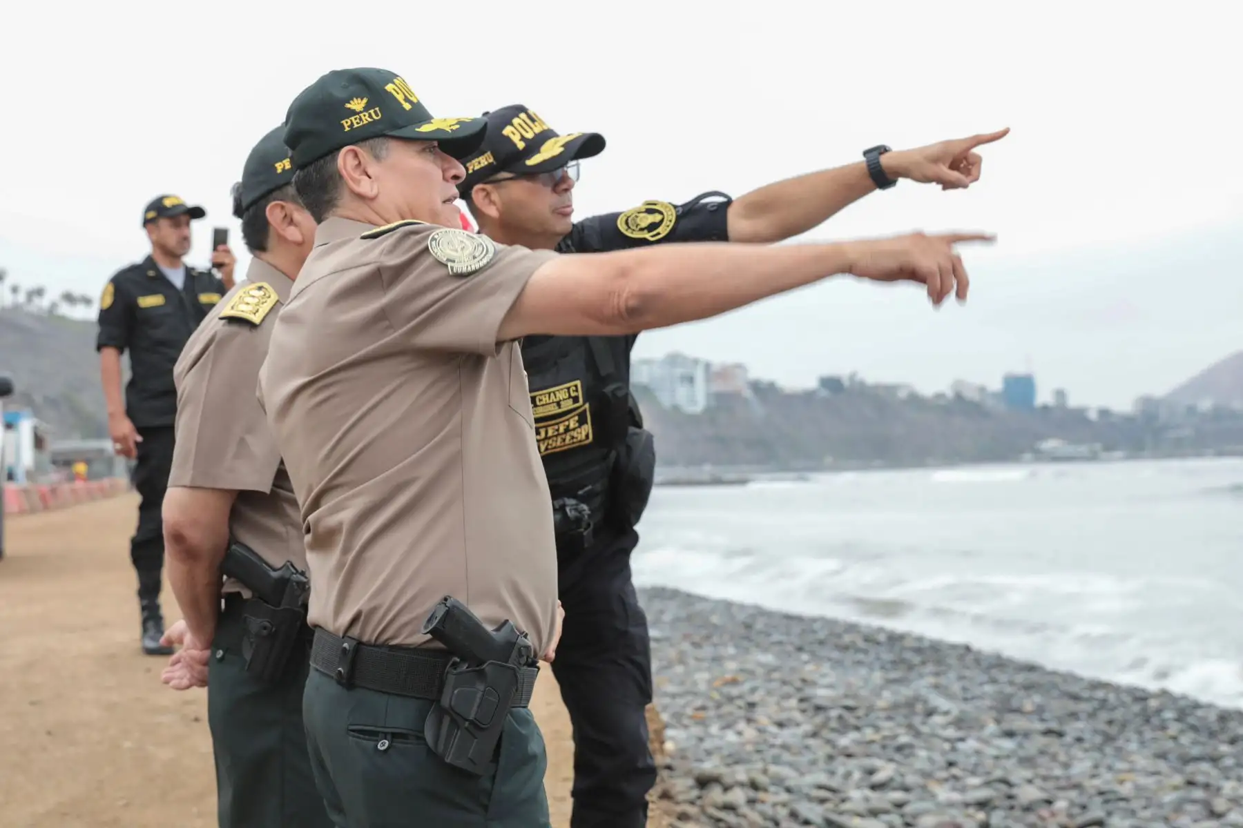 Desde Unidad de Salvataje de la Costa Verde, en el distrito de Barranco, el Comandante General de la PNP, Jorge Luis Ángulo, llevó a cabo el lanzamiento del plan "Verano Seguro 2024" donde dio a conocer las medidas para garantizar la seguridad de los visitantes en las diferentes playas este verano y se hizo una demostración de cómo se deben enfrentar situaciones y emergencias que ponen en peligro a la ciudadanía, tanto en la arena y en el mar realizando simulacros de rescate.
Foto: ANDINA/PNP