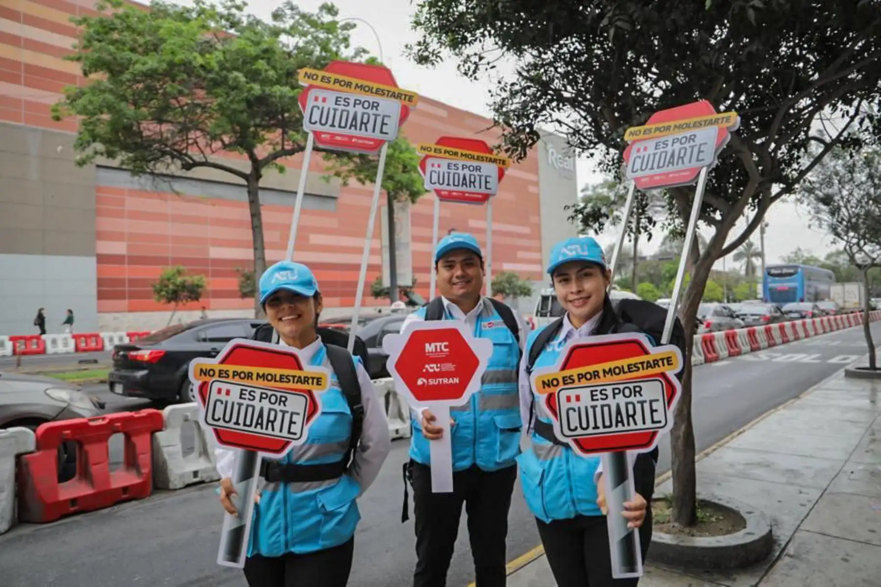 En el marco de la campaña “No es por molestarte, es por cuidarte”, impulsada por el Ministerio de Transportes y Comunicaciones, que tiene como propósito sensibilizar a la ciudadanía sobre la labor de fiscalización de los inspectores de transporte a fin de que se cumplan las normas de transporte vigentes, el personal de fiscalización de la Autoridad de Transporte Urbano realizó esta mañana un operativo en la intersección de las avenidas Garcilaso y España, en el centro de Lima, a fin de combatir el transporte informal en Lima y Callao.
Foto: ANDINA/ATU