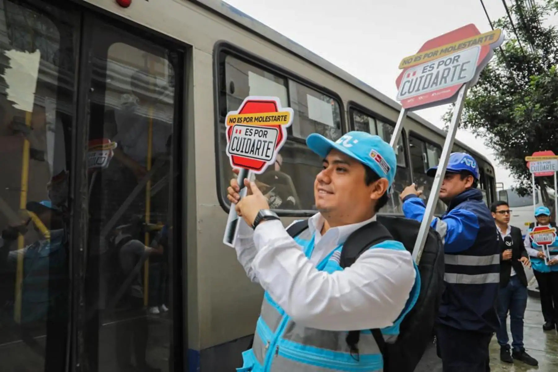 En el marco de la campaña “No es por molestarte, es por cuidarte”, impulsada por el Ministerio de Transportes y Comunicaciones, que tiene como propósito sensibilizar a la ciudadanía sobre la labor de fiscalización de los inspectores de transporte a fin de que se cumplan las normas de transporte vigentes, el personal de fiscalización de la Autoridad de Transporte Urbano realizó esta mañana un operativo en la intersección de las avenidas Garcilaso y España, en el centro de Lima, a fin de combatir el transporte informal en Lima y Callao.
Foto: ANDINA/ATU
