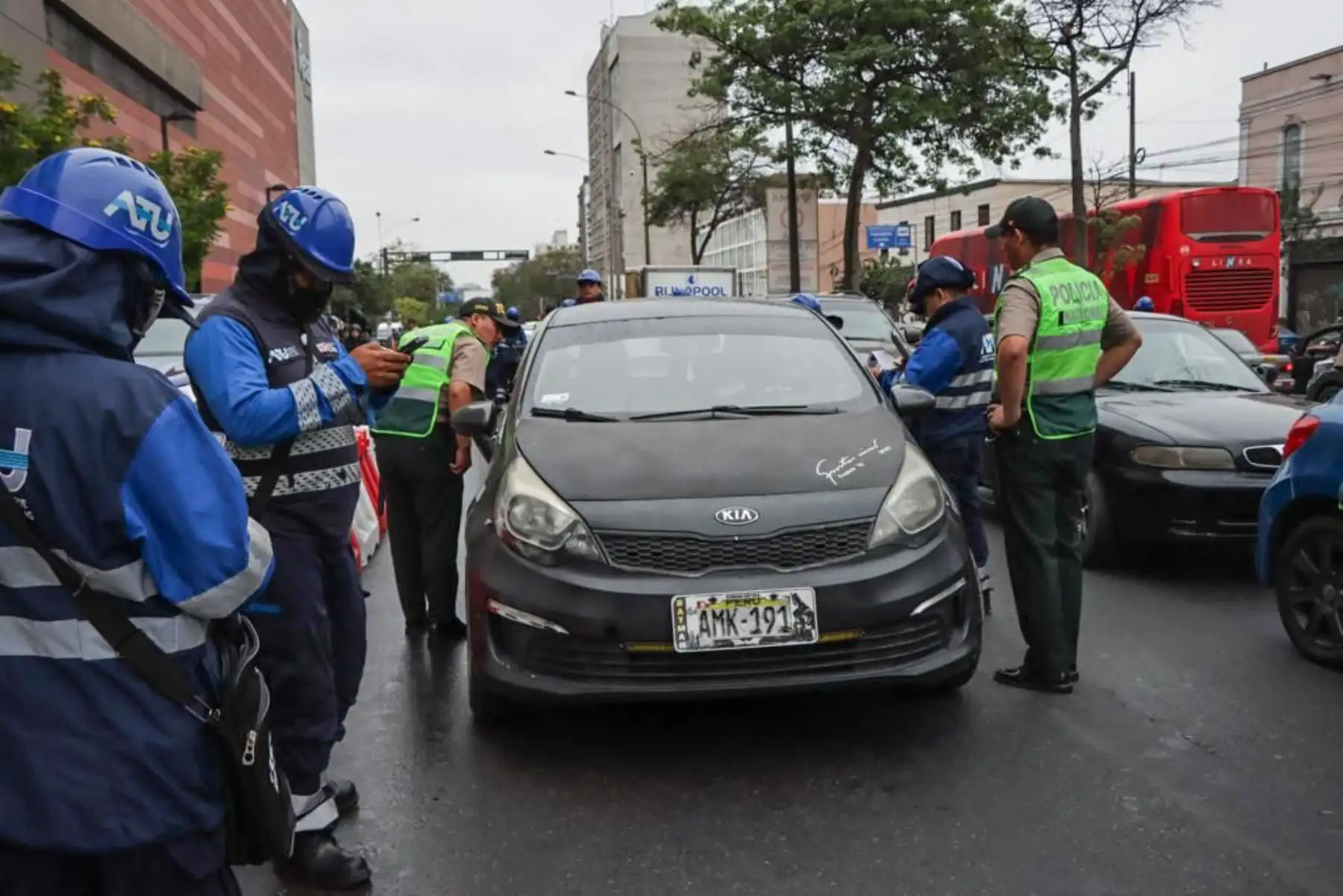 En el marco de la campaña “No es por molestarte, es por cuidarte”, impulsada por el Ministerio de Transportes y Comunicaciones, que tiene como propósito sensibilizar a la ciudadanía sobre la labor de fiscalización de los inspectores de transporte a fin de que se cumplan las normas de transporte vigentes, el personal de fiscalización de la Autoridad de Transporte Urbano realizó esta mañana un operativo en la intersección de las avenidas Garcilaso y España, en el centro de Lima, a fin de combatir el transporte informal en Lima y Callao.
Foto: ANDINA/ATU