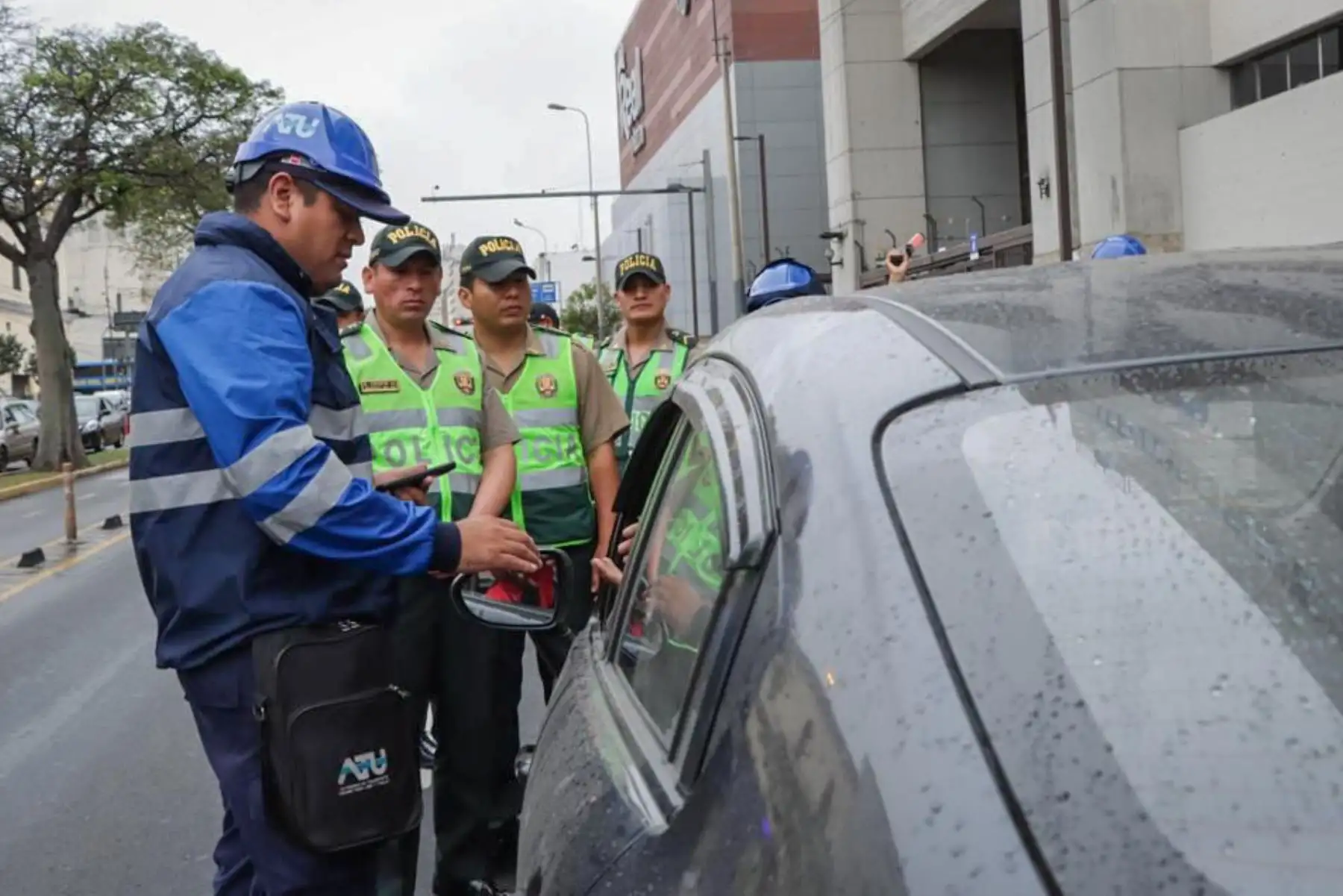 Como resultado de la intervención, 04 vehículos fueron llevados a depósito al detectarse que prestaban el servicio denominado colectivo, razón por la cual se les impuso una multa de S/19 800. Asimismo, se verificó que 02 unidades funcionaban sin Seguro Obligatorio de Accidentes de Tránsito (SOAT), así como 01 de los conductores no tenía licencia para conducir. Por otro lado se verificó que las unidades en conjunto acumulan multas que superan los 60 mil soles. 
Foto: ANDINA/ATU